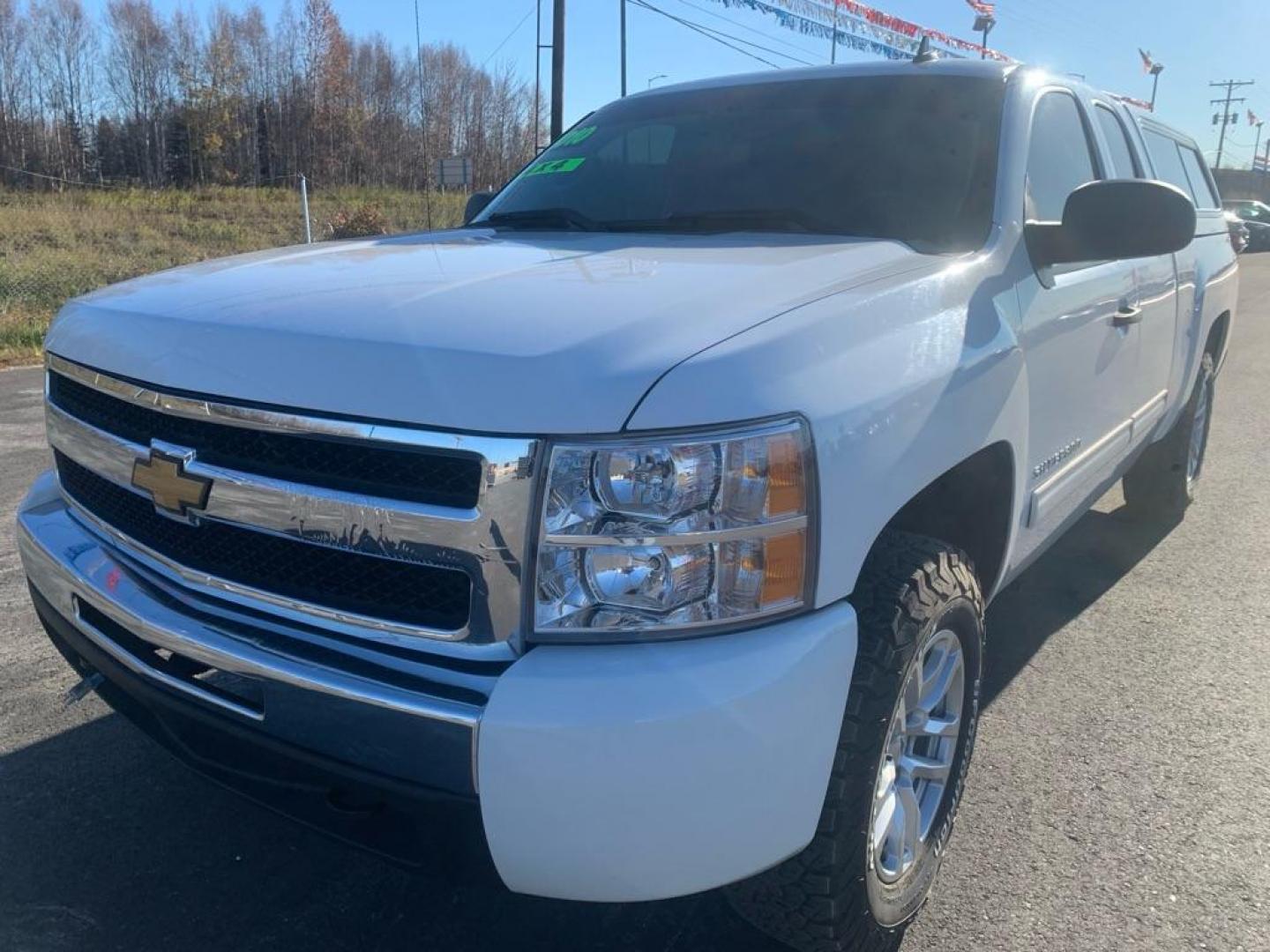 2010 WHITE CHEVROLET SILVERADO 1500 LT (1GCSKSE33AZ) with an 5.3L engine, Automatic transmission, located at 2525 S. Cushman, Fairbanks, AK, 99701, (907) 452-5707, 64.824036, -147.712311 - Photo#1