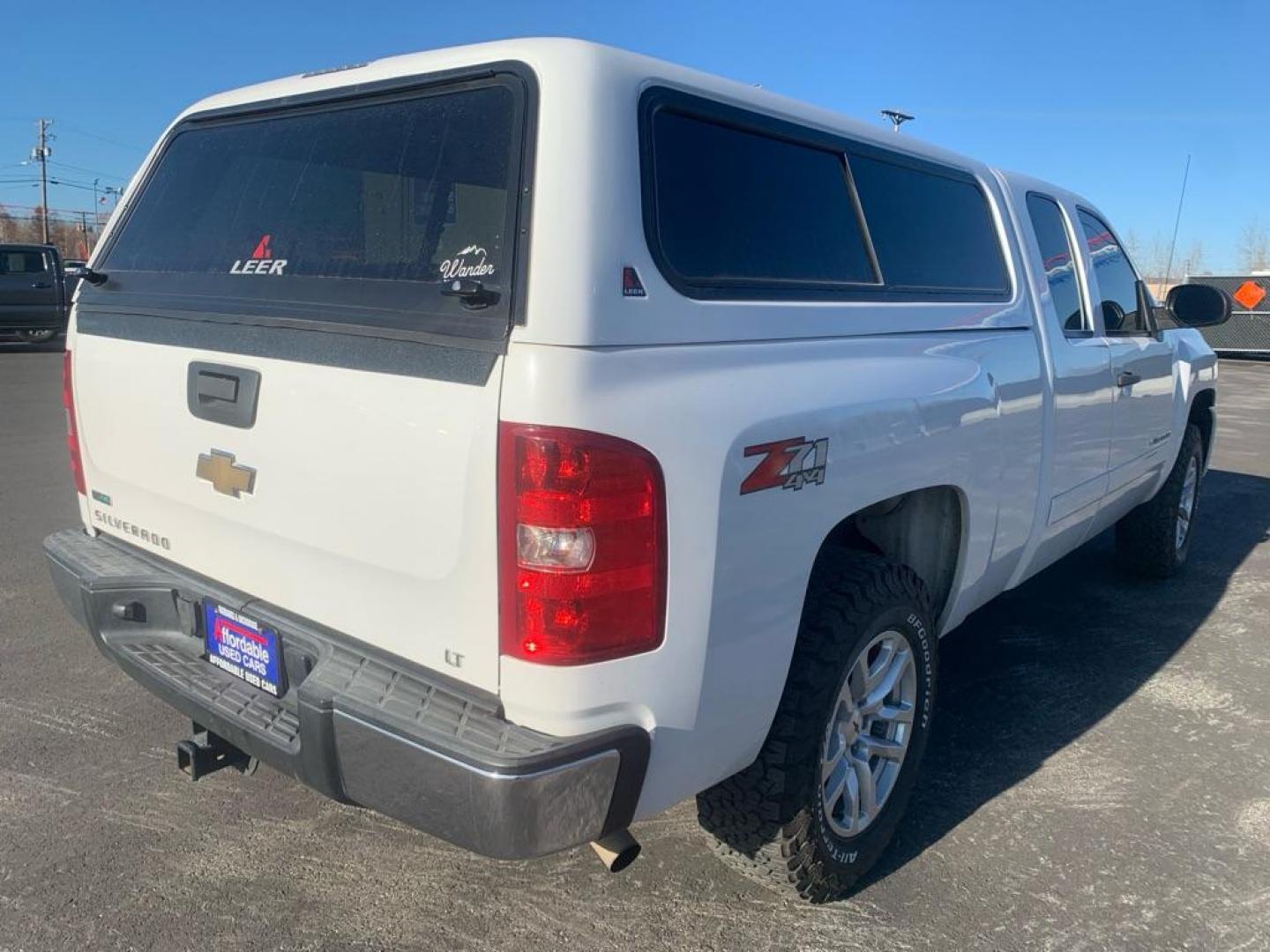 2010 WHITE CHEVROLET SILVERADO 1500 LT (1GCSKSE33AZ) with an 5.3L engine, Automatic transmission, located at 2525 S. Cushman, Fairbanks, AK, 99701, (907) 452-5707, 64.824036, -147.712311 - Photo#3