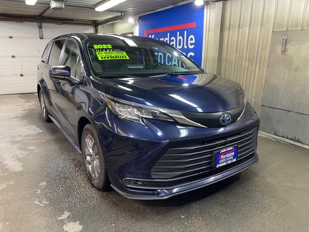 photo of 2022 TOYOTA SIENNA LE