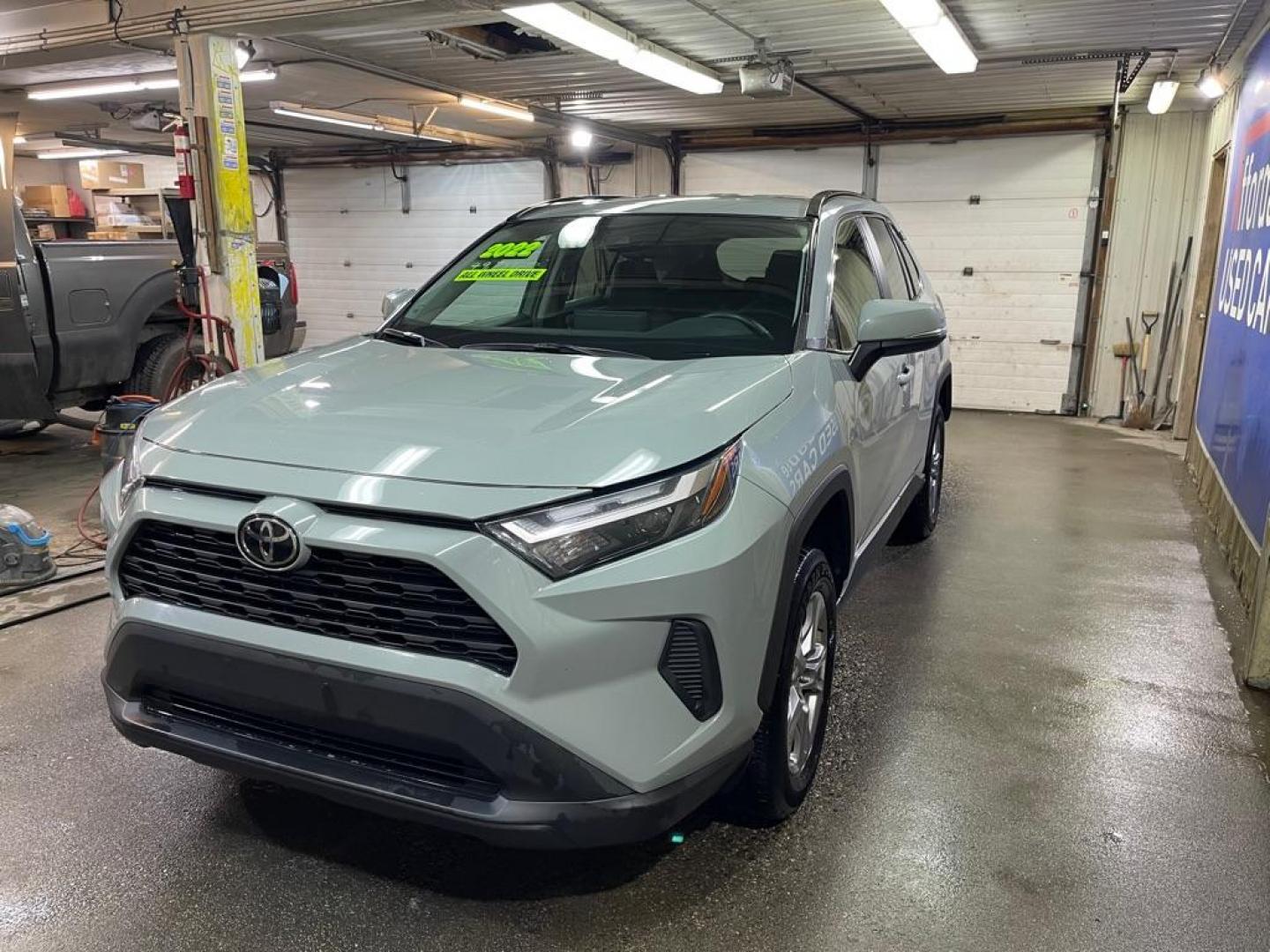 2022 GRAY TOYOTA RAV4 XLE (2T3P1RFV4NW) with an 2.5L engine, Automatic transmission, located at 2525 S. Cushman, Fairbanks, AK, 99701, (907) 452-5707, 64.824036, -147.712311 - Photo#0