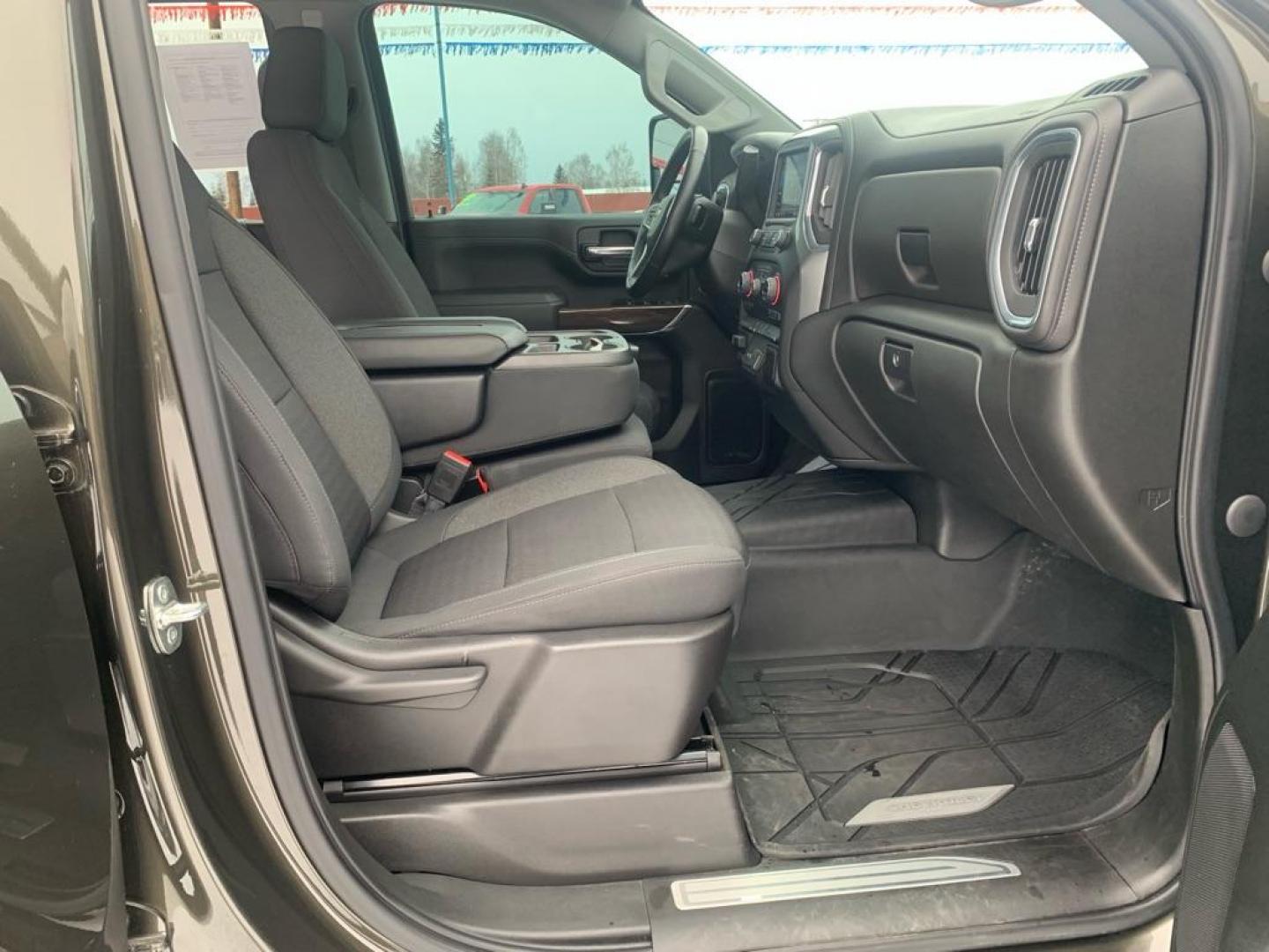 2022 GREEN CHEVROLET SILVERADO 2500 HEAVY DUTY LT (1GC4YNE73NF) with an 6.6L engine, Automatic transmission, located at 2525 S. Cushman, Fairbanks, AK, 99701, (907) 452-5707, 64.824036, -147.712311 - Photo#4