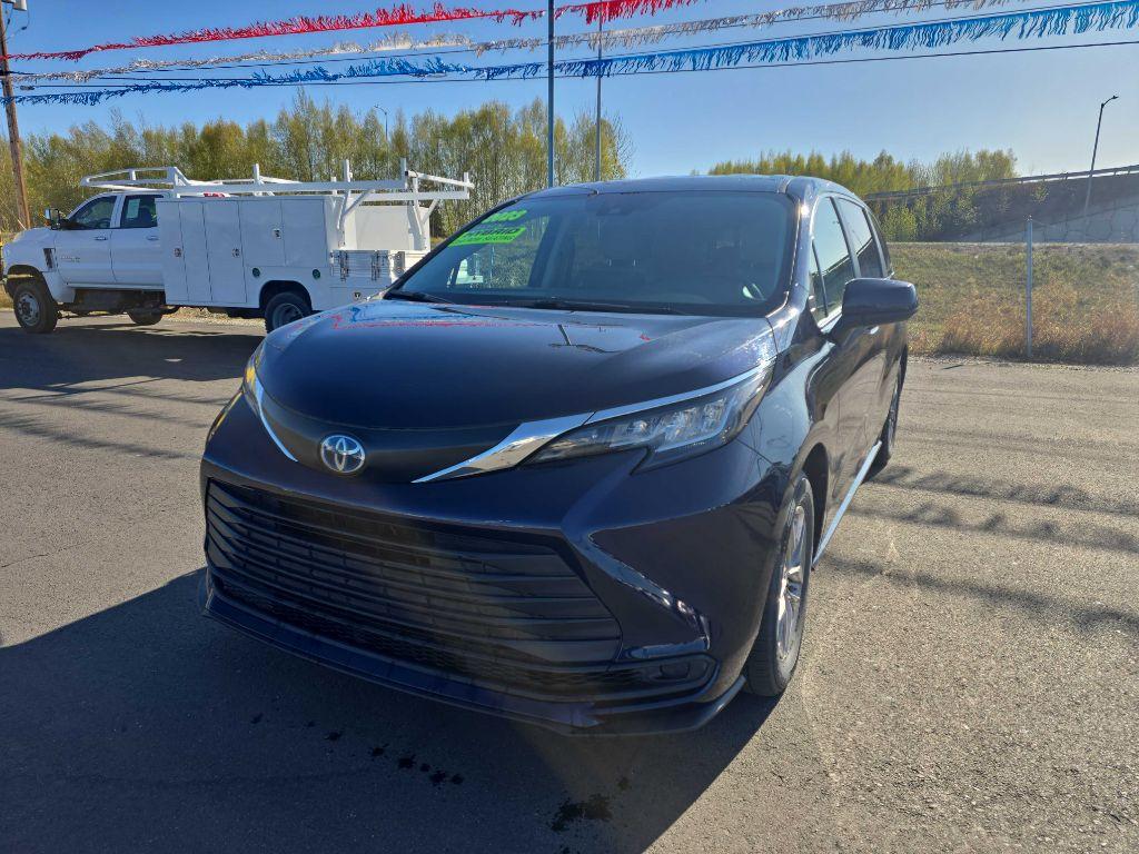 photo of 2023 TOYOTA SIENNA LE
