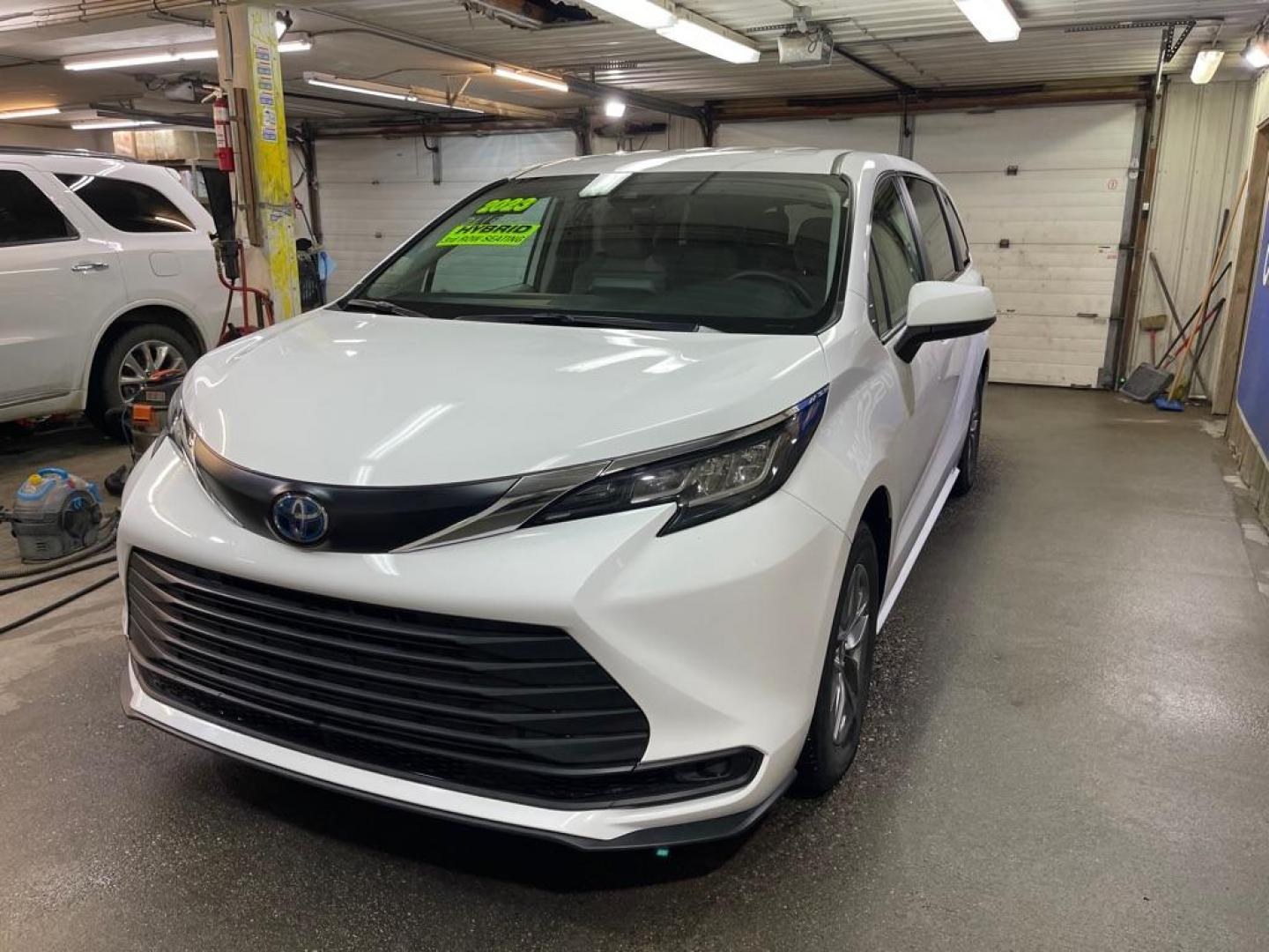 2023 WHITE TOYOTA SIENNA LE (5TDKRKEC0PS) with an 2.5L engine, Automatic transmission, located at 2525 S. Cushman, Fairbanks, AK, 99701, (907) 452-5707, 64.824036, -147.712311 - Photo#1