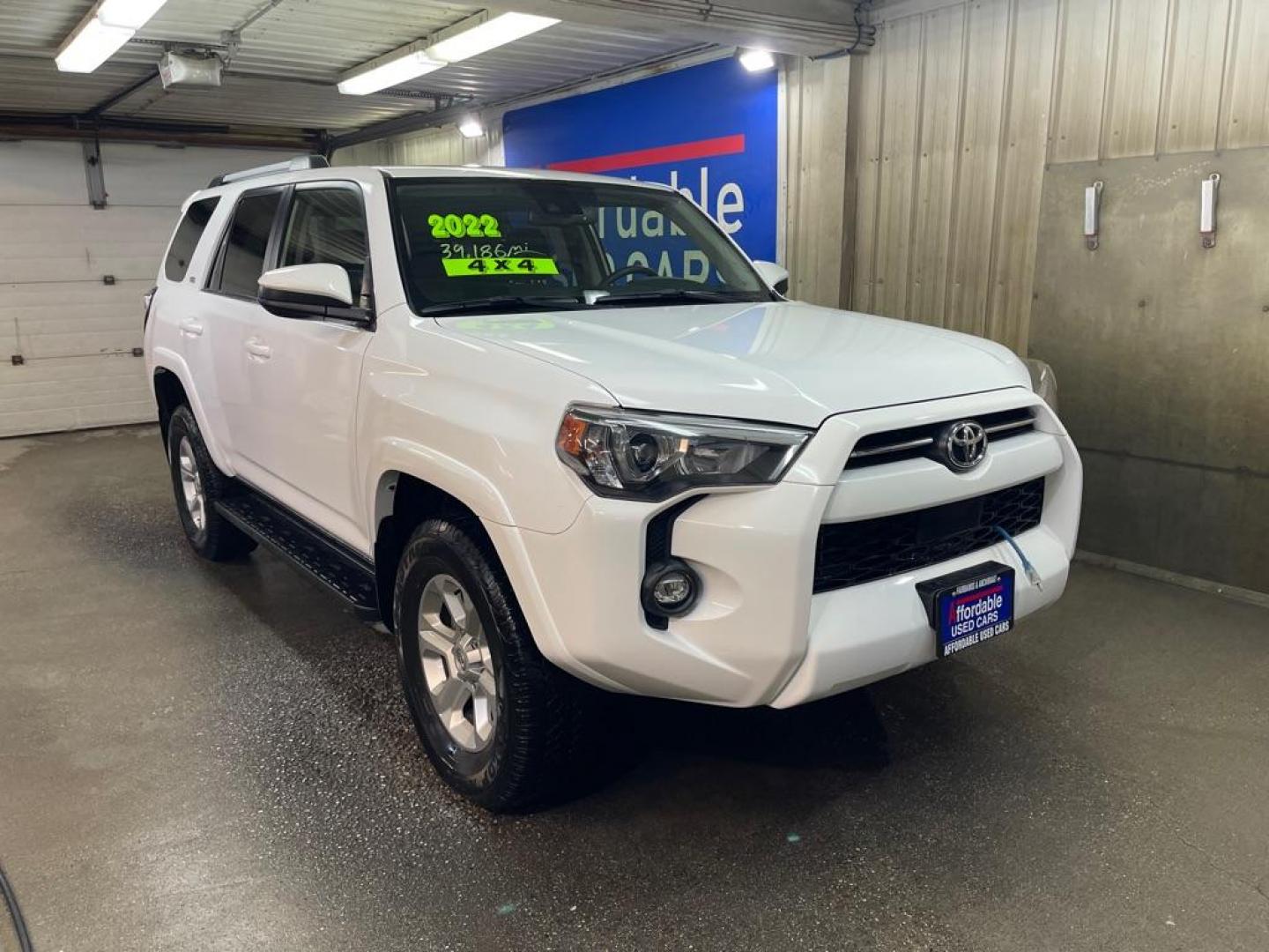 2022 WHITE TOYOTA 4RUNNER SR5 SR5/SR5 PREMIUM (JTEMU5JR0N6) with an 4.0L engine, Automatic transmission, located at 2525 S. Cushman, Fairbanks, AK, 99701, (907) 452-5707, 64.824036, -147.712311 - Photo#0