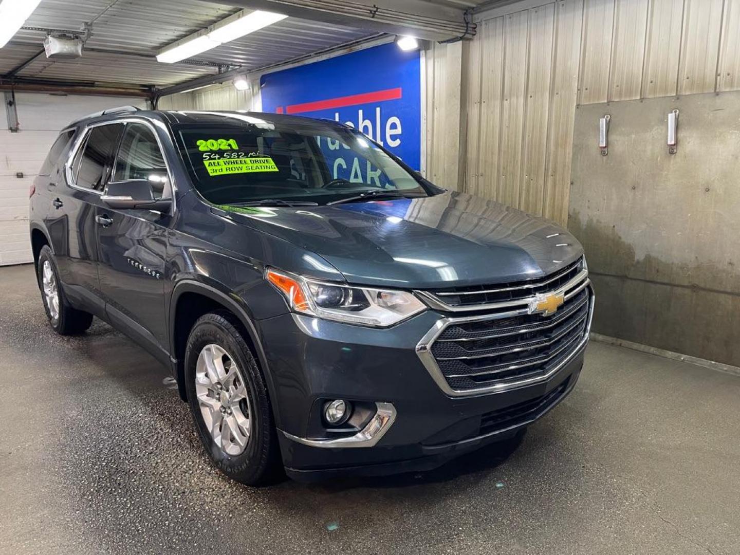 2021 GRAY CHEVROLET TRAVERSE LT (1GNEVGKW4MJ) with an 3.6L engine, Automatic transmission, located at 2525 S. Cushman, Fairbanks, AK, 99701, (907) 452-5707, 64.824036, -147.712311 - Photo#0