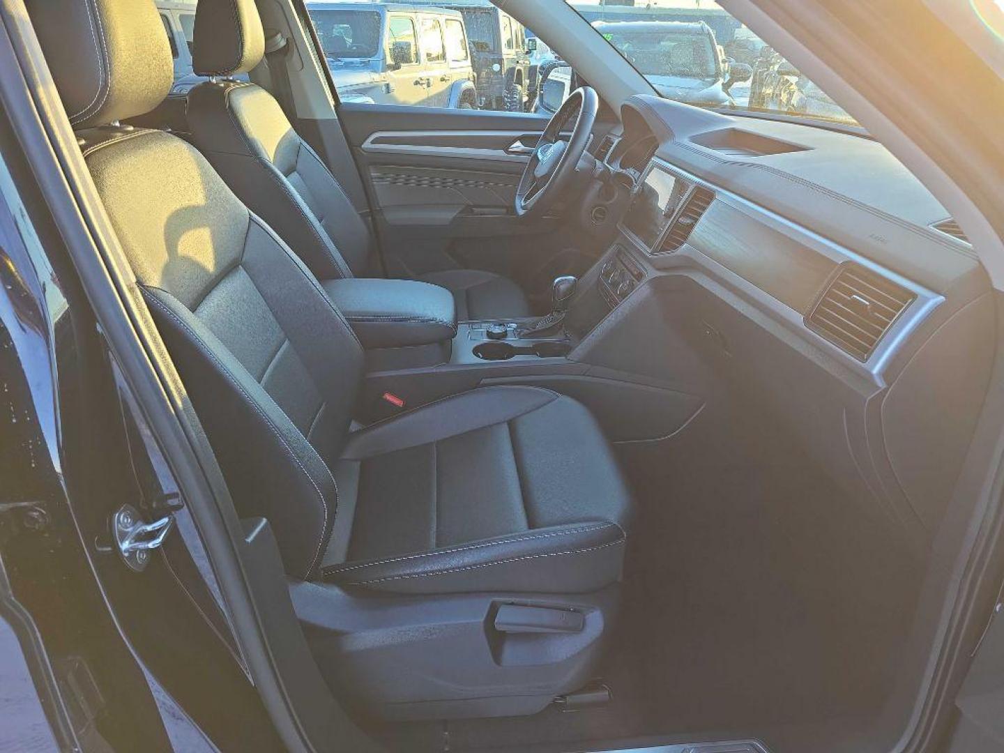 2021 BLACK VOLKSWAGEN ATLAS SE (1V2HR2CA3MC) with an 3.6L engine, Automatic transmission, located at 2525 S. Cushman, Fairbanks, AK, 99701, (907) 452-5707, 64.824036, -147.712311 - Photo#6