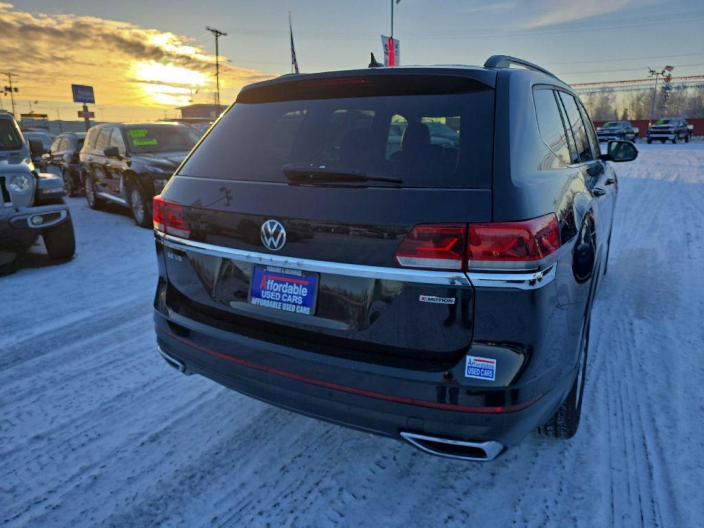 2021 BLACK VOLKSWAGEN ATLAS SE (1V2HR2CA3MC) with an 3.6L engine, Automatic transmission, located at 2525 S. Cushman, Fairbanks, AK, 99701, (907) 452-5707, 64.824036, -147.712311 - Photo#4