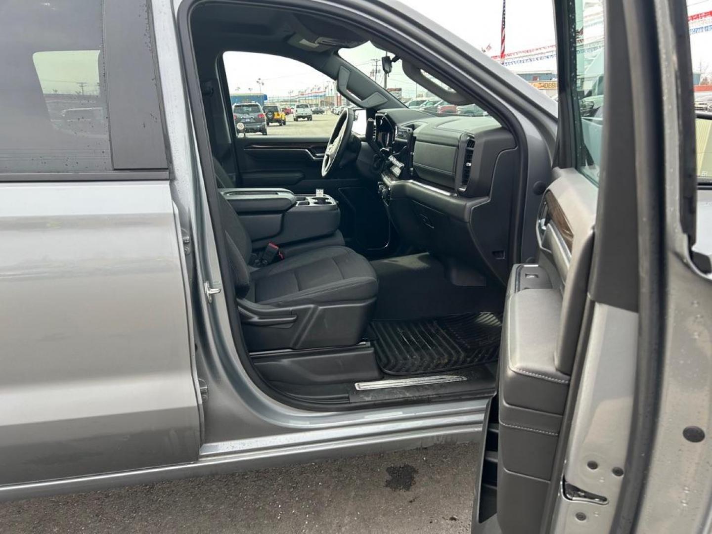 2023 SILVER CHEVROLET SILVERADO 1500 LT (1GCUDDED4PZ) with an 5.3L engine, Automatic transmission, located at 2525 S. Cushman, Fairbanks, AK, 99701, (907) 452-5707, 64.824036, -147.712311 - Photo#4