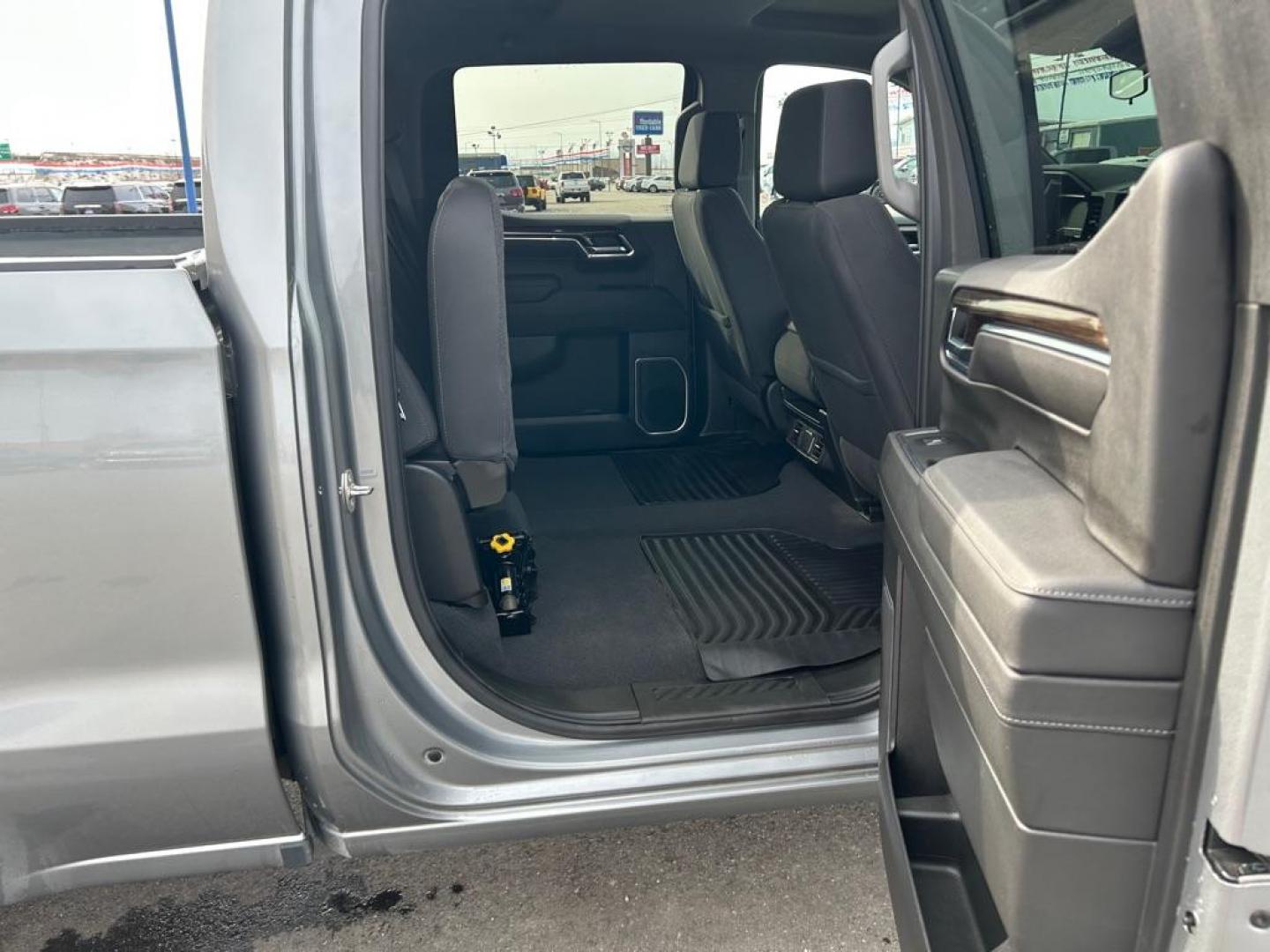 2023 SILVER CHEVROLET SILVERADO 1500 LT (1GCUDDED4PZ) with an 5.3L engine, Automatic transmission, located at 2525 S. Cushman, Fairbanks, AK, 99701, (907) 452-5707, 64.824036, -147.712311 - Photo#5