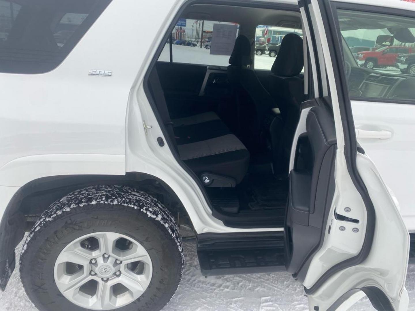 2023 WHITE TOYOTA 4RUNNER SR5 SE (JTEMU5JR5P6) with an 4.0L engine, Automatic transmission, located at 2525 S. Cushman, Fairbanks, AK, 99701, (907) 452-5707, 64.824036, -147.712311 - Photo#5