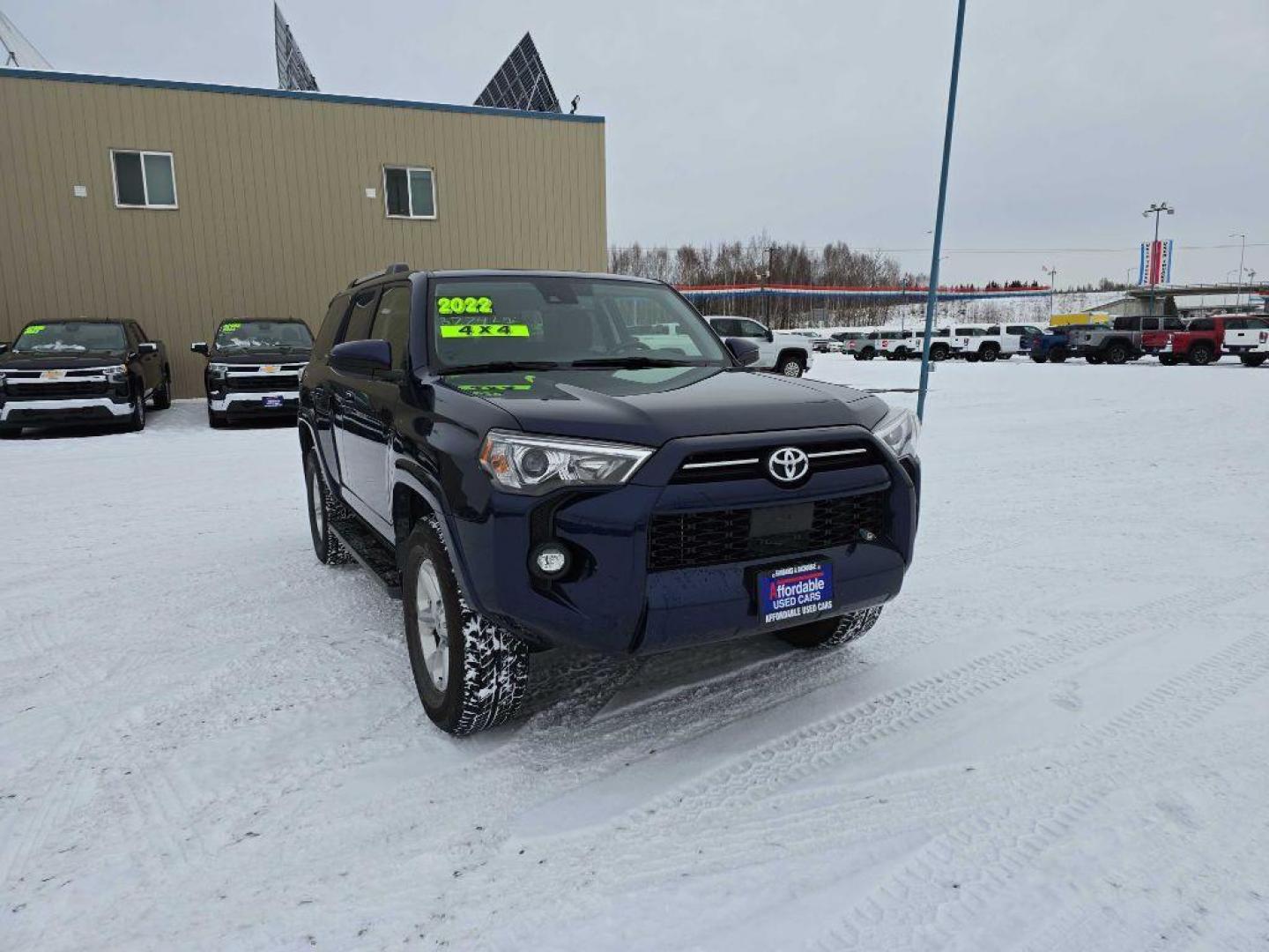 2022 BLUE TOYOTA 4RUNNER SR5 SR5/SR5 PREMIUM (JTEMU5JR5N6) with an 4.0L engine, Automatic transmission, located at 2525 S. Cushman, Fairbanks, AK, 99701, (907) 452-5707, 64.824036, -147.712311 - Photo#5