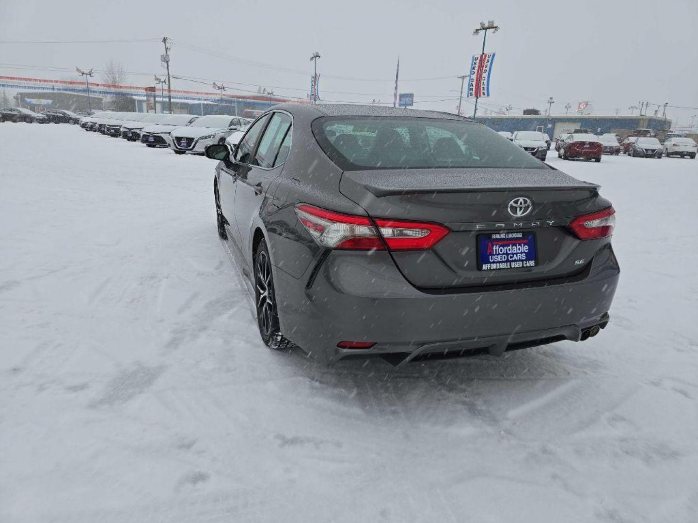 2018 GRAY TOYOTA CAMRY SE SE (4T1B11HK2JU) with an 2.5L engine, Automatic transmission, located at 2525 S. Cushman, Fairbanks, AK, 99701, (907) 452-5707, 64.824036, -147.712311 - Photo#2