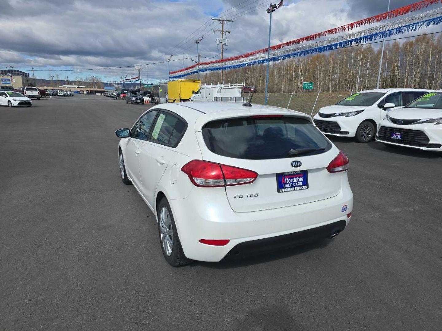 2016 WHITE KIA FORTE LX (KNAFK5A86G5) with an 2.0L engine, Automatic transmission, located at 2525 S. Cushman, Fairbanks, AK, 99701, (907) 452-5707, 64.824036, -147.712311 - Photo#4