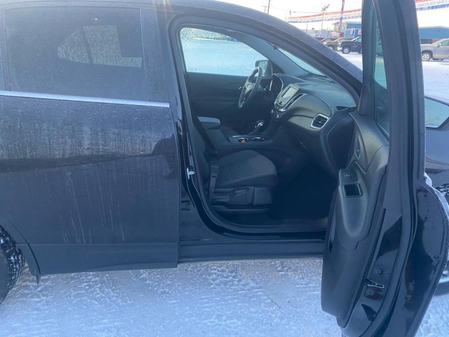 2022 BLACK CHEVROLET EQUINOX LT (3GNAXUEV3NL) with an 1.5L engine, Automatic transmission, located at 2525 S. Cushman, Fairbanks, AK, 99701, (907) 452-5707, 64.824036, -147.712311 - Photo#4