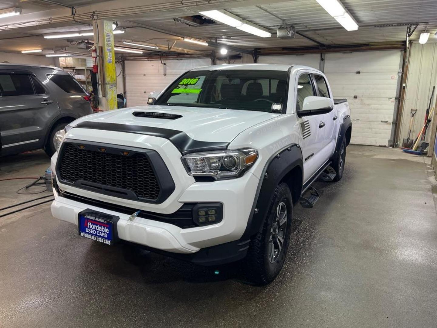 2016 WHITE TOYOTA TACOMA DOUBLE CAB (3TMAZ5CN9GM) with an 3.5L engine, Automatic transmission, located at 2525 S. Cushman, Fairbanks, AK, 99701, (907) 452-5707, 64.824036, -147.712311 - Photo#1