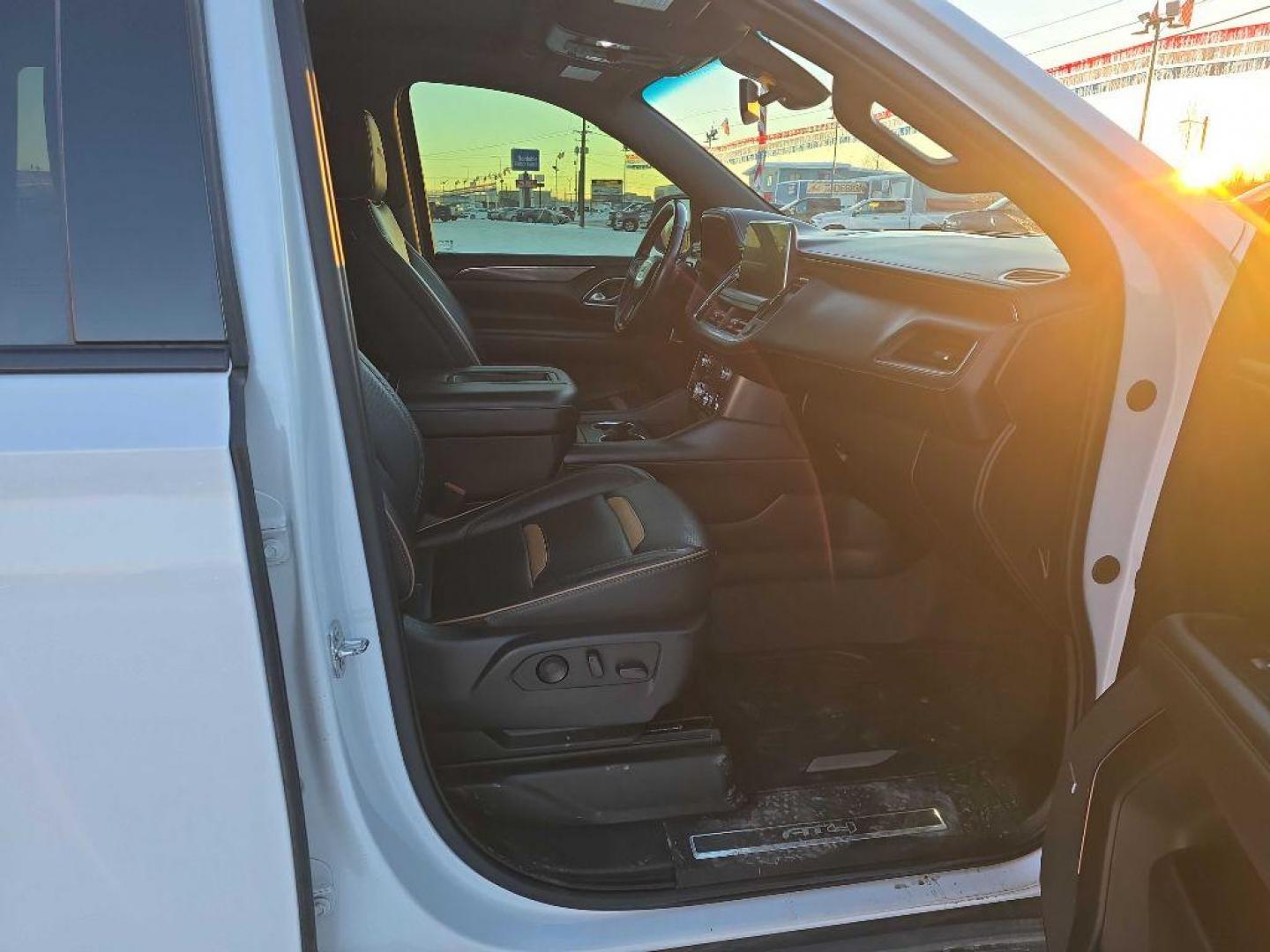 2021 WHITE GMC YUKON AT4 (1GKS2CKD0MR) with an 5.3L engine, Automatic transmission, located at 2525 S. Cushman, Fairbanks, AK, 99701, (907) 452-5707, 64.824036, -147.712311 - Photo#3