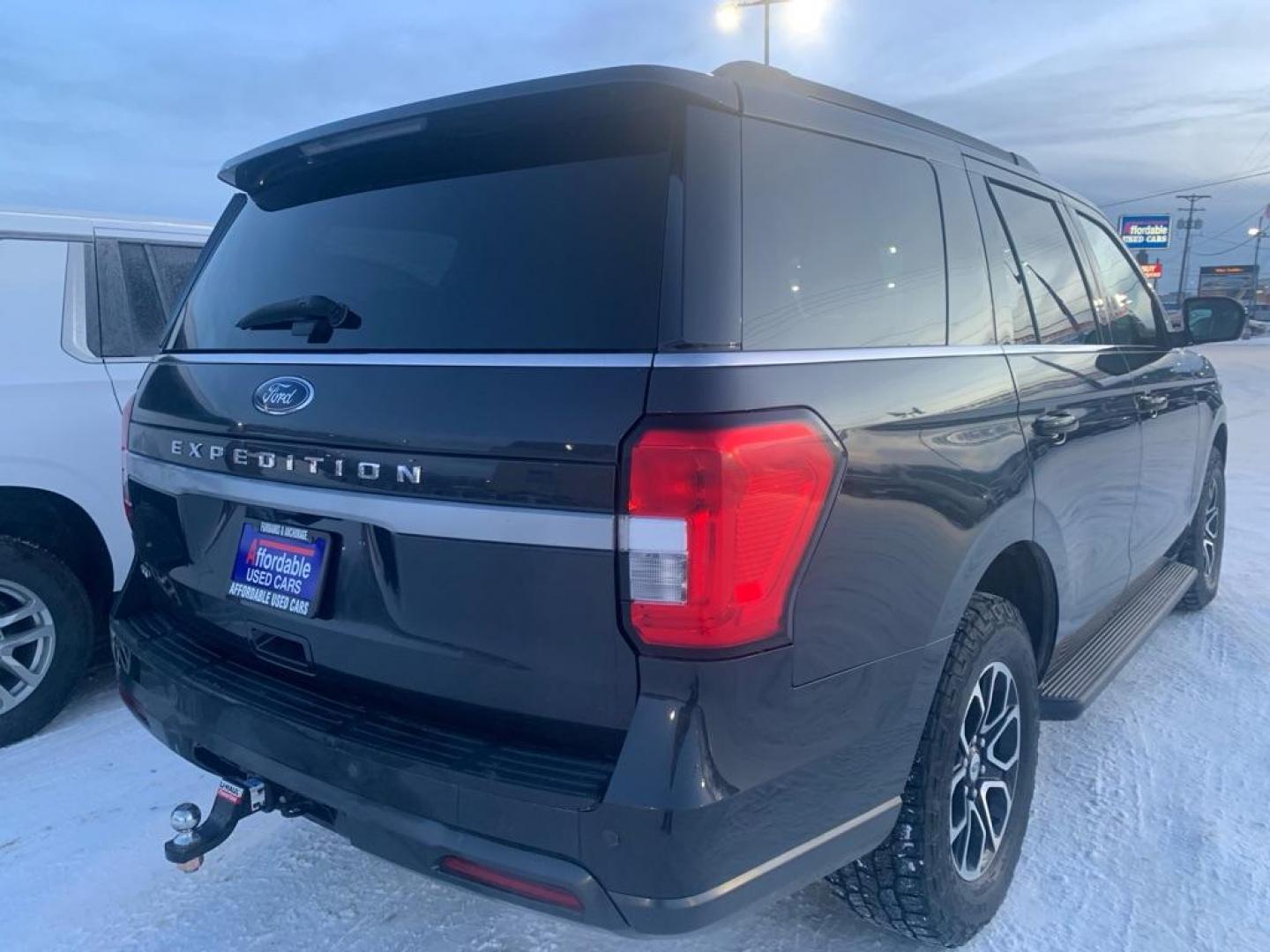 2022 BLACK FORD EXPEDITION XLT (1FMJU1JT7NE) with an 3.5L engine, Automatic transmission, located at 2525 S. Cushman, Fairbanks, AK, 99701, (907) 452-5707, 64.824036, -147.712311 - Photo#3