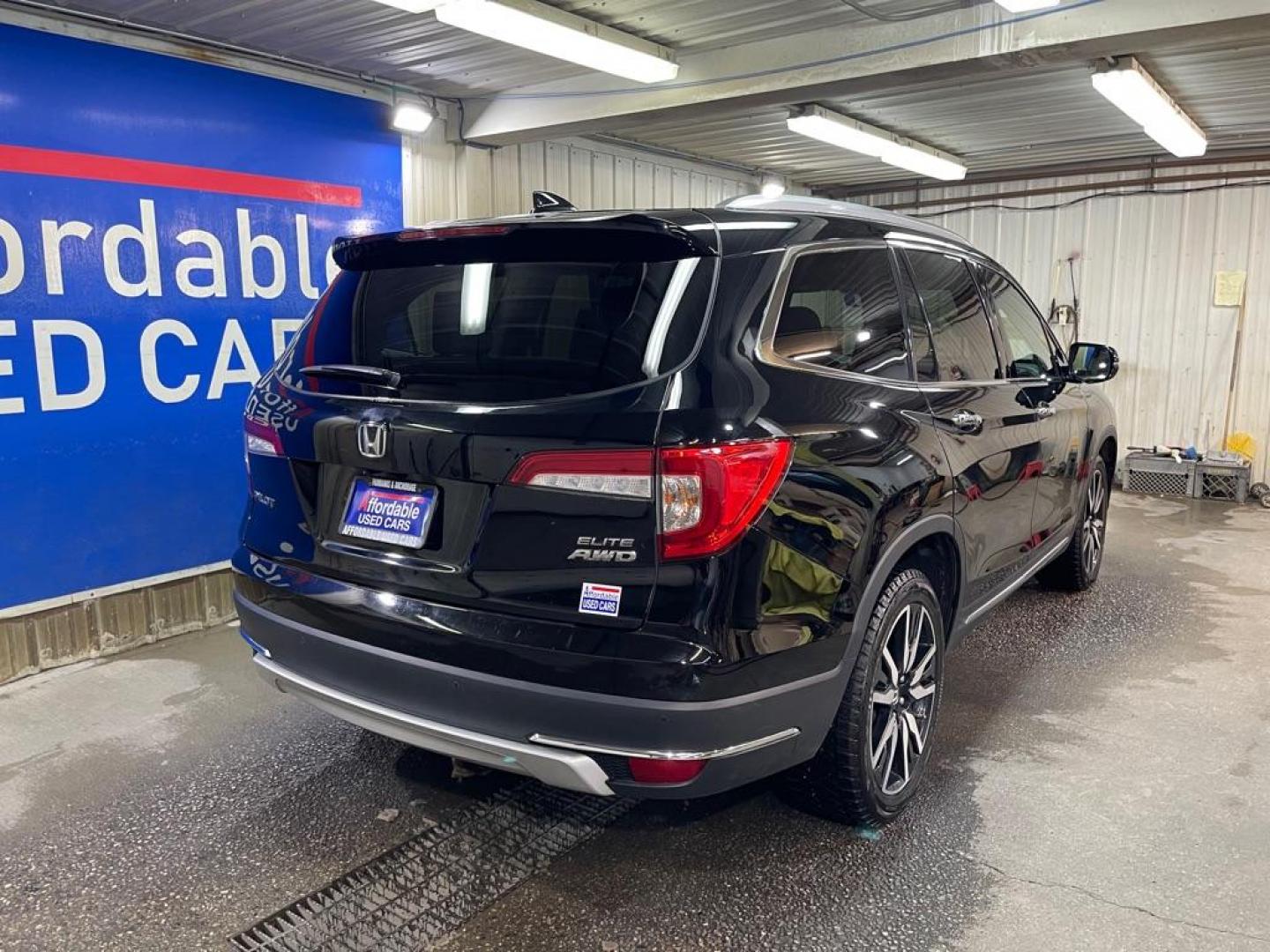 2020 BLACK HONDA PILOT ELITE (5FNYF6H05LB) with an 3.5L engine, Automatic transmission, located at 2525 S. Cushman, Fairbanks, AK, 99701, (907) 452-5707, 64.824036, -147.712311 - Photo#2