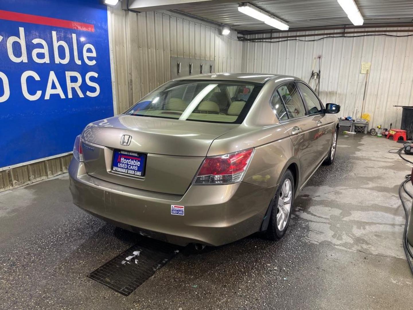 2008 GOLD HONDA ACCORD EXL (JHMCP26818C) with an 2.4L engine, Automatic transmission, located at 2525 S. Cushman, Fairbanks, AK, 99701, (907) 452-5707, 64.824036, -147.712311 - Photo#2