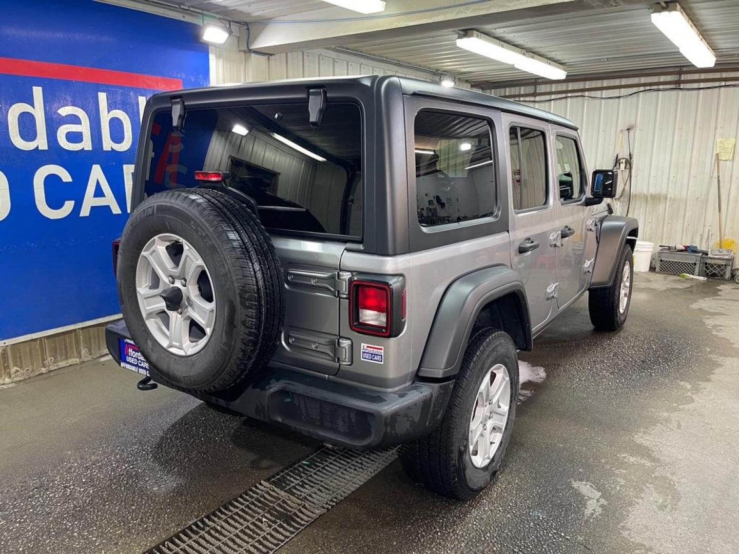 2021 SILVER JEEP WRANGLER UNLIMI SPORT (1C4HJXDNXMW) with an 2.0L engine, Automatic transmission, located at 2525 S. Cushman, Fairbanks, AK, 99701, (907) 452-5707, 64.824036, -147.712311 - Photo#2