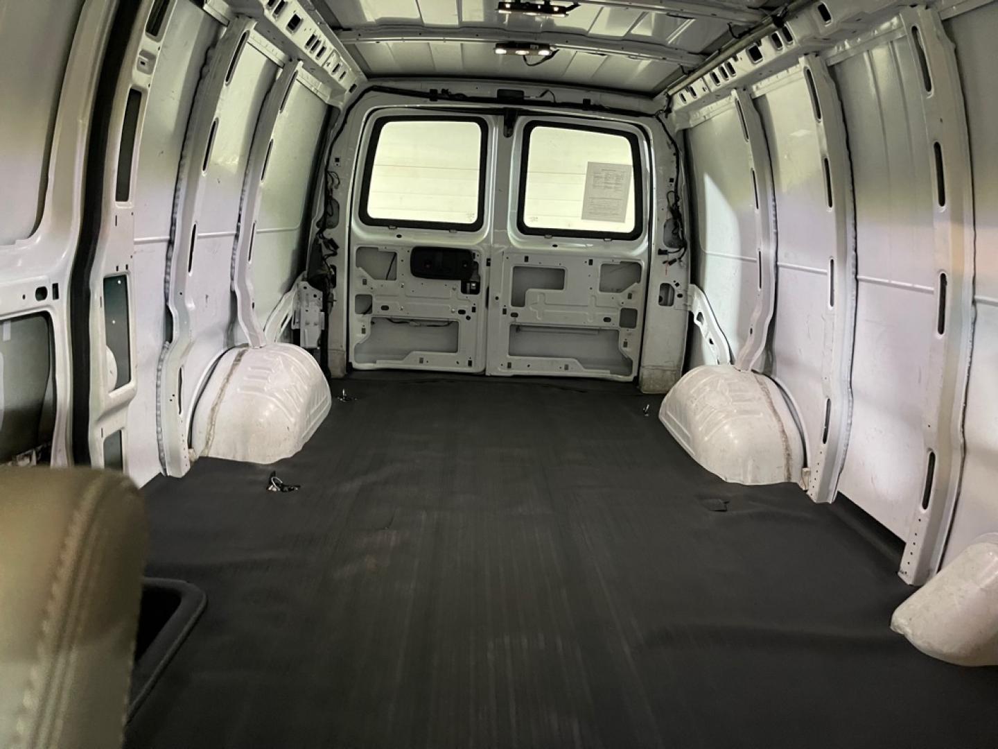 2020 WHITE CHEVROLET EXPRESS G2500 Cargo (1GCWGBFP8L1) with an 4.3L engine, Automatic transmission, located at 2525 S. Cushman, Fairbanks, AK, 99701, (907) 452-5707, 64.824036, -147.712311- Photo#4