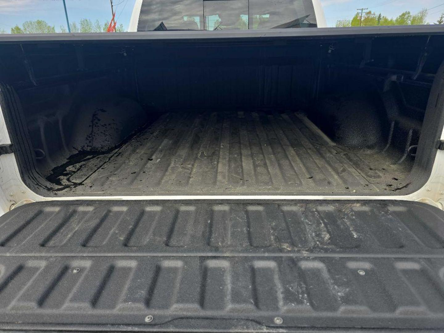 2021 WHITE RAM 1500 LIMITED (1C6SRFHTXMN) with an 5.7L engine, Automatic transmission, located at 2525 S. Cushman, Fairbanks, AK, 99701, (907) 452-5707, 64.824036, -147.712311 - Photo#5
