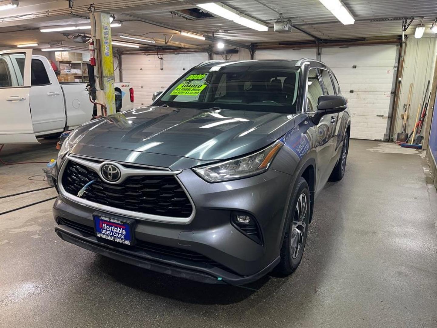 2020 GRAY TOYOTA HIGHLANDER XLE (5TDGZRBH2LS) with an 3.5L engine, Automatic transmission, located at 2525 S. Cushman, Fairbanks, AK, 99701, (907) 452-5707, 64.824036, -147.712311 - Photo#1