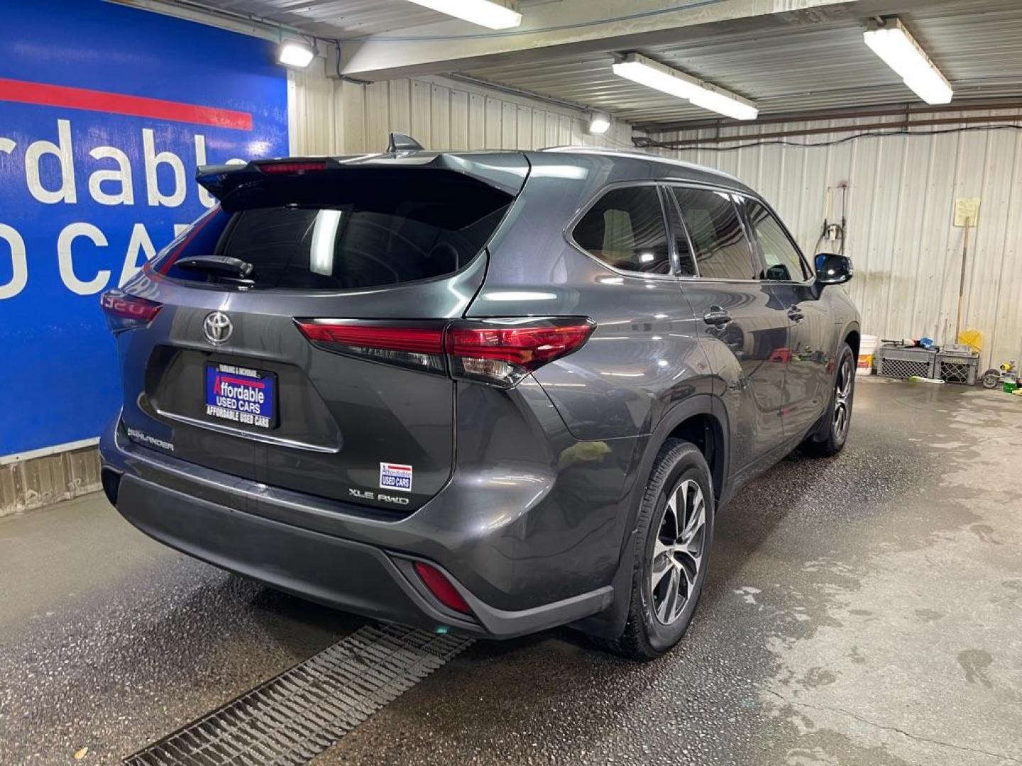 2020 GRAY TOYOTA HIGHLANDER XLE (5TDGZRBH2LS) with an 3.5L engine, Automatic transmission, located at 2525 S. Cushman, Fairbanks, AK, 99701, (907) 452-5707, 64.824036, -147.712311 - Photo#2