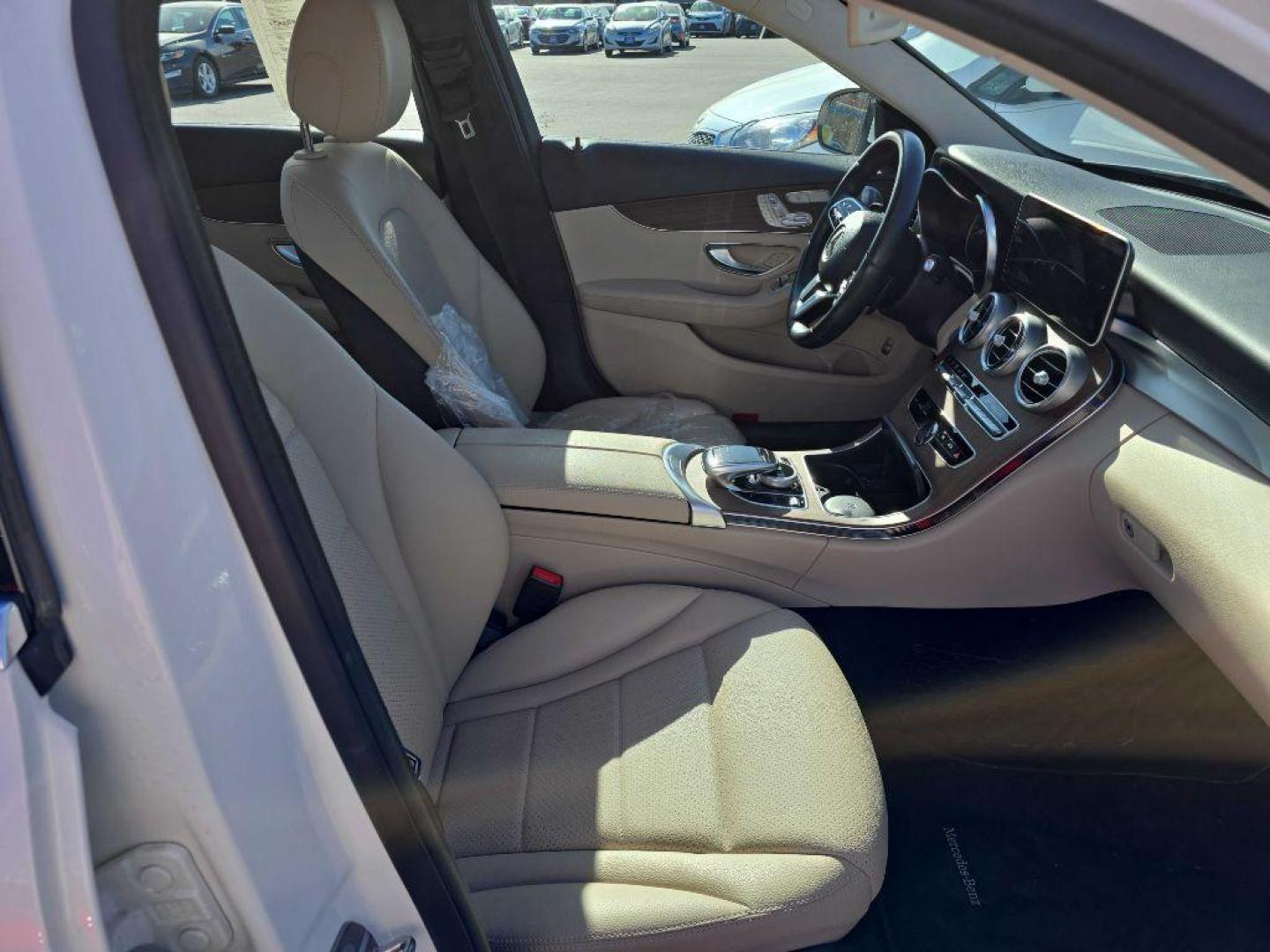 2019 WHITE MERCEDES-BENZ C-CLASS C300 4MATIC (55SWF8EB4KU) with an 2.0L engine, Automatic transmission, located at 2525 S. Cushman, Fairbanks, AK, 99701, (907) 452-5707, 64.824036, -147.712311 - Photo#3