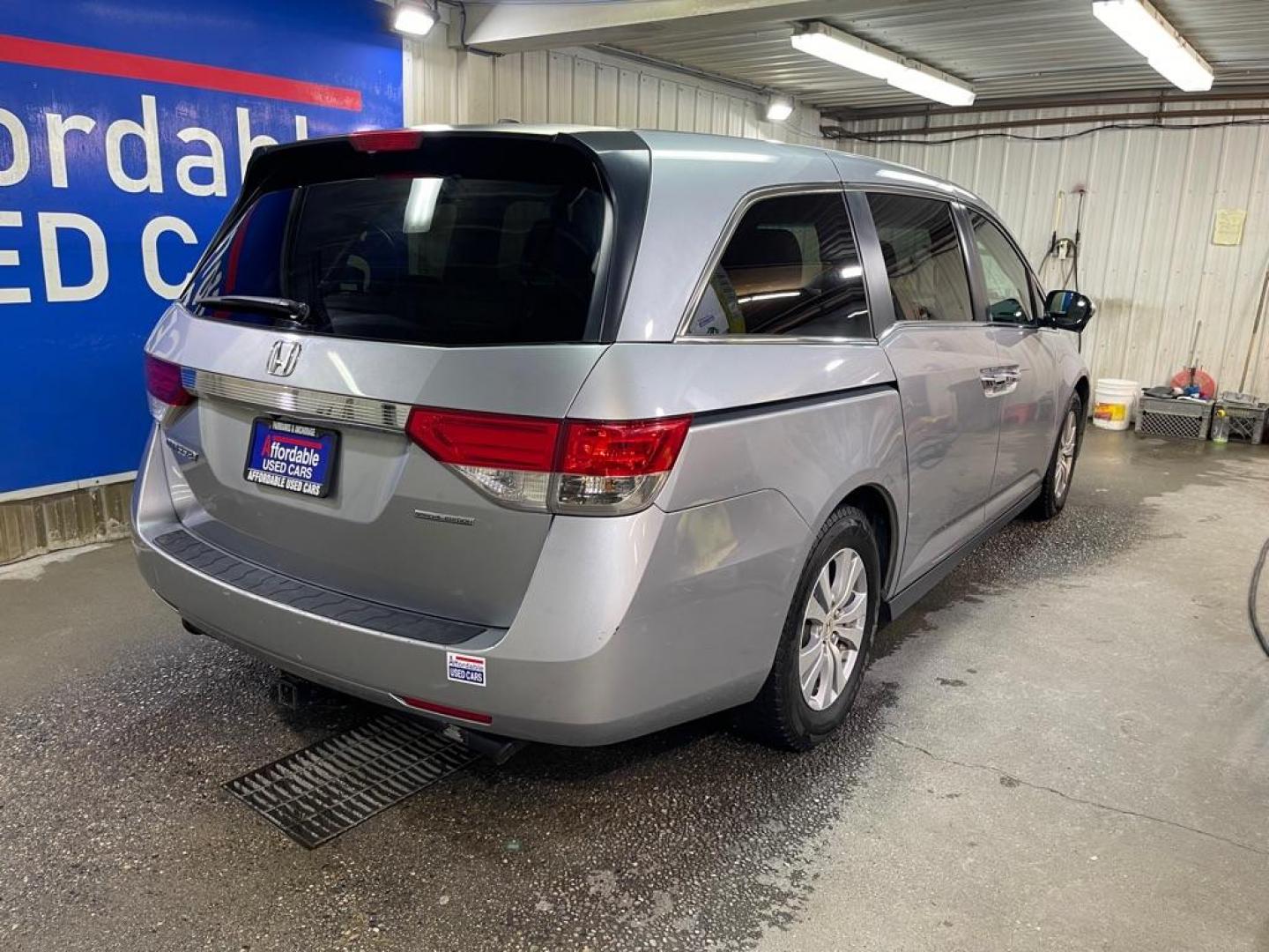 2017 SILVER HONDA ODYSSEY SE (5FNRL5H33HB) with an 3.5L engine, Automatic transmission, located at 2525 S. Cushman, Fairbanks, AK, 99701, (907) 452-5707, 64.824036, -147.712311 - Photo#2