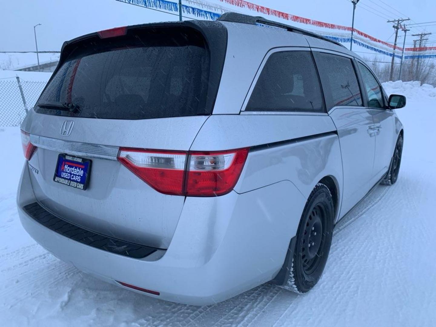 2013 SILVER HONDA ODYSSEY EXL (5FNRL5H60DB) with an 3.5L engine, Automatic transmission, located at 2525 S. Cushman, Fairbanks, AK, 99701, (907) 452-5707, 64.824036, -147.712311 - Photo#3