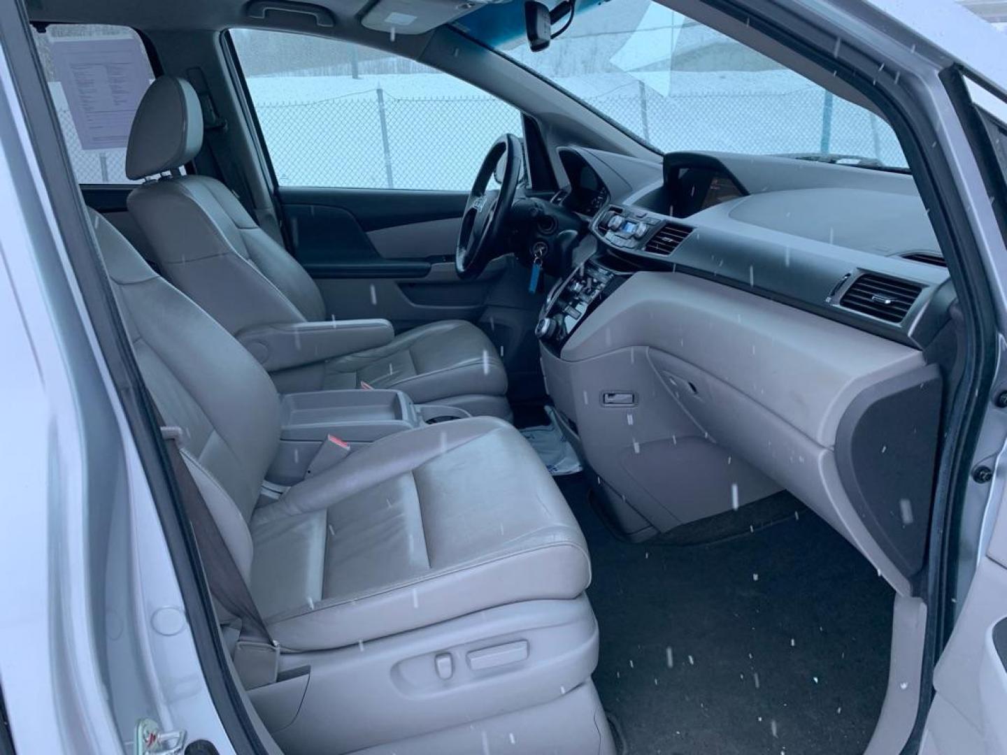 2013 SILVER HONDA ODYSSEY EXL (5FNRL5H60DB) with an 3.5L engine, Automatic transmission, located at 2525 S. Cushman, Fairbanks, AK, 99701, (907) 452-5707, 64.824036, -147.712311 - Photo#4