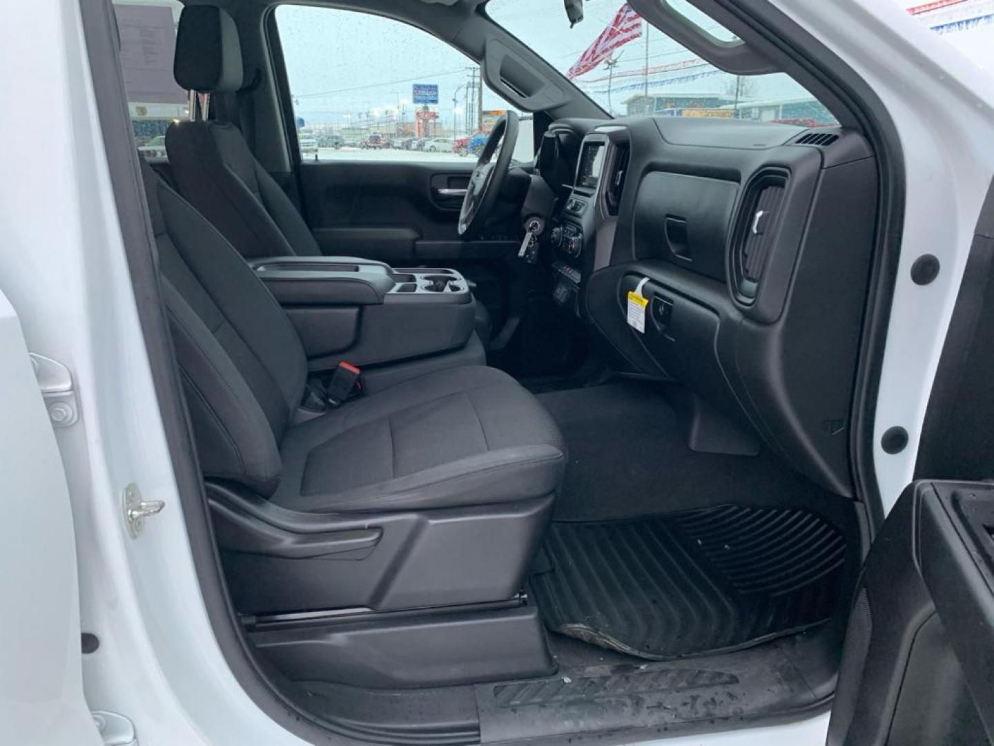 2019 WHITE CHEVROLET SILVERADO 1500 CUSTOM (3GCPYBEH5KG) with an 4.3L engine, Automatic transmission, located at 2525 S. Cushman, Fairbanks, AK, 99701, (907) 452-5707, 64.824036, -147.712311 - Photo#4