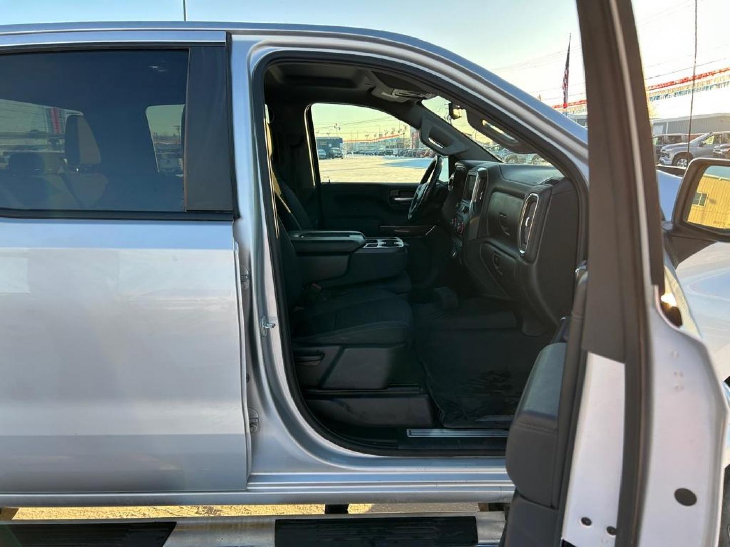 2021 SILVER CHEVROLET SILVERADO 1500 LT (3GCUYDED2MG) with an 5.3L engine, Automatic transmission, located at 2525 S. Cushman, Fairbanks, AK, 99701, (907) 452-5707, 64.824036, -147.712311 - Photo#4