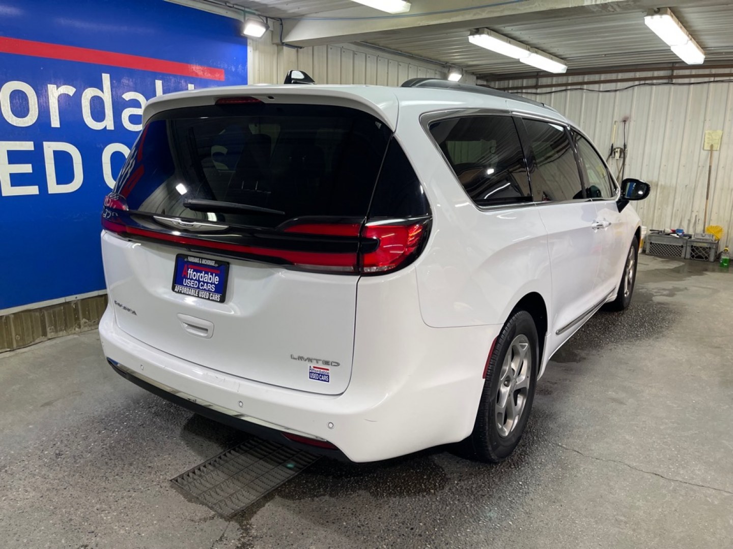 2023 WHITE CHRYSLER PACIFICA LIMITED (2C4RC1GG4PR) with an 3.6L engine, Automatic transmission, located at 2525 S. Cushman, Fairbanks, AK, 99701, (907) 452-5707, 64.824036, -147.712311- Photo#2