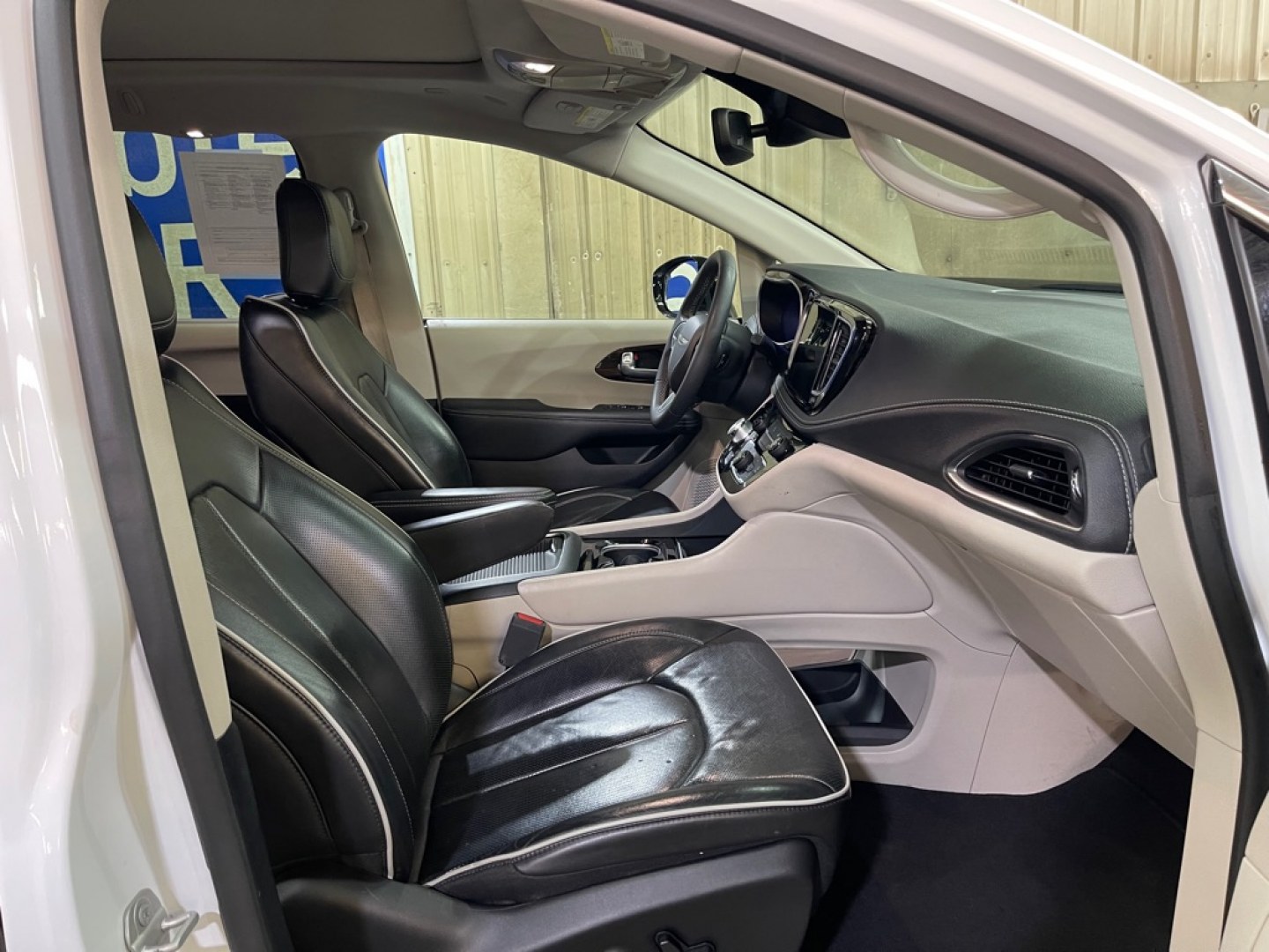 2023 WHITE CHRYSLER PACIFICA LIMITED (2C4RC1GG4PR) with an 3.6L engine, Automatic transmission, located at 2525 S. Cushman, Fairbanks, AK, 99701, (907) 452-5707, 64.824036, -147.712311- Photo#3