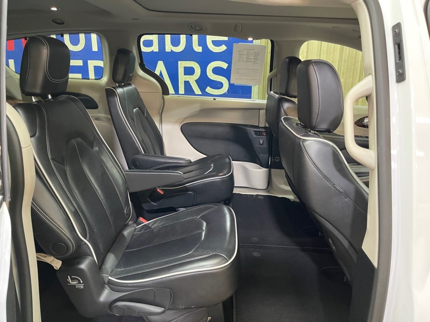 2023 WHITE CHRYSLER PACIFICA LIMITED (2C4RC1GG4PR) with an 3.6L engine, Automatic transmission, located at 2525 S. Cushman, Fairbanks, AK, 99701, (907) 452-5707, 64.824036, -147.712311- Photo#4