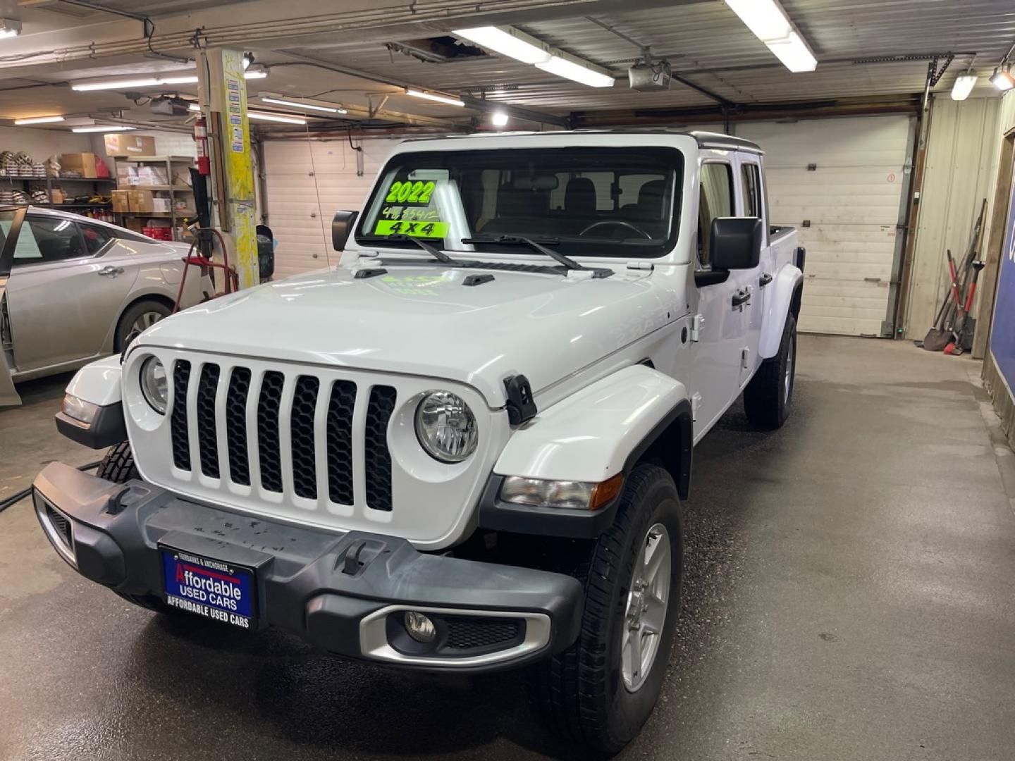 2022 WHITE JEEP GLADIATOR SPORT (1C6HJTAG3NL) with an 3.6L engine, Automatic transmission, located at 2525 S. Cushman, Fairbanks, AK, 99701, (907) 452-5707, 64.824036, -147.712311- Photo#1