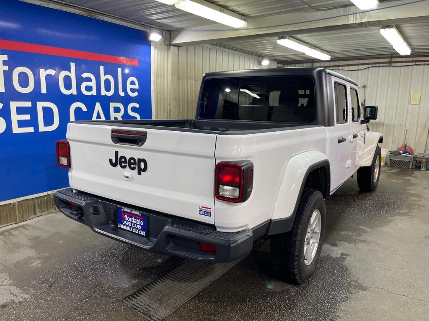 2022 WHITE JEEP GLADIATOR SPORT (1C6HJTAG3NL) with an 3.6L engine, Automatic transmission, located at 2525 S. Cushman, Fairbanks, AK, 99701, (907) 452-5707, 64.824036, -147.712311- Photo#2