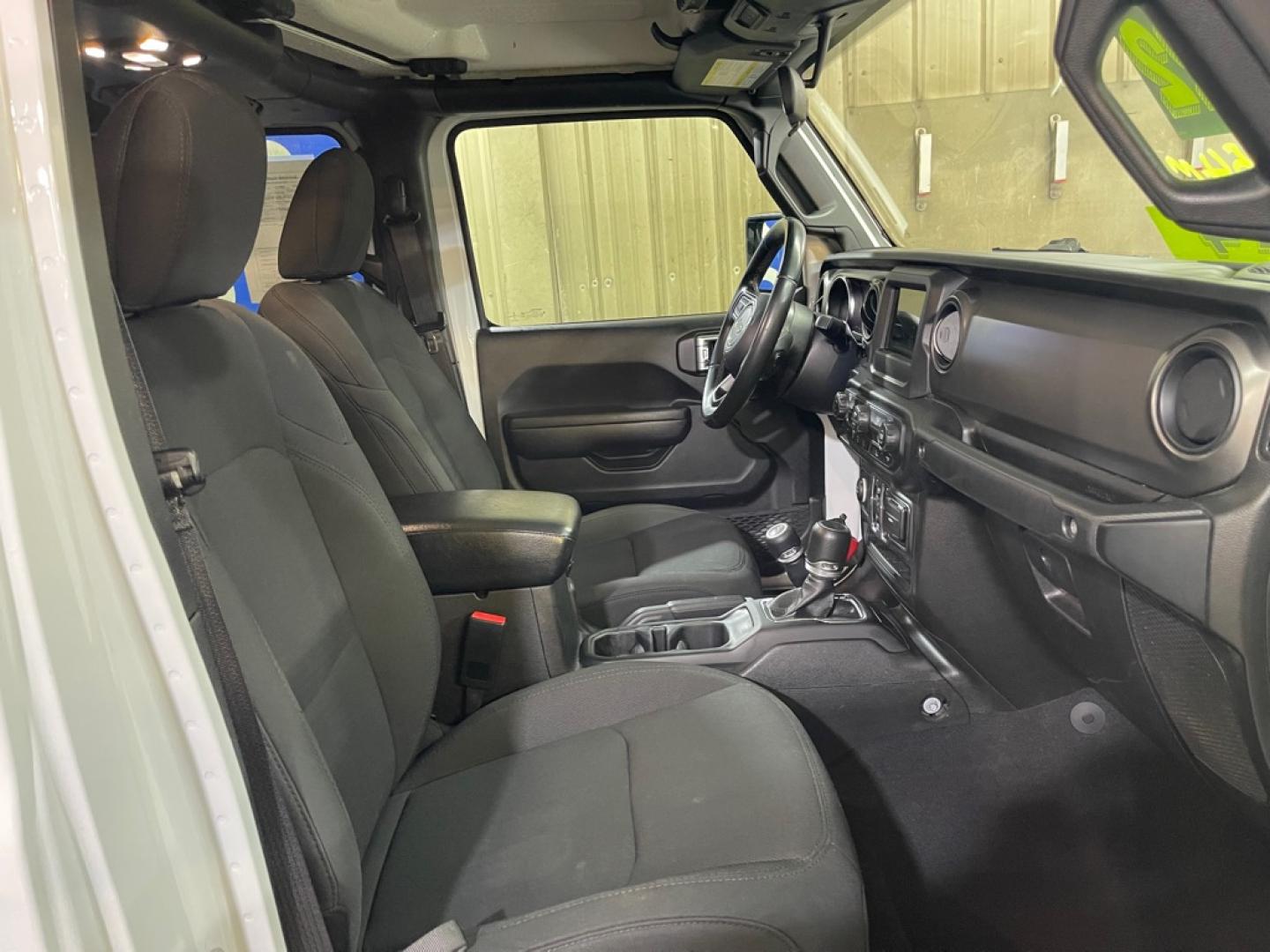 2022 WHITE JEEP GLADIATOR SPORT (1C6HJTAG3NL) with an 3.6L engine, Automatic transmission, located at 2525 S. Cushman, Fairbanks, AK, 99701, (907) 452-5707, 64.824036, -147.712311- Photo#3
