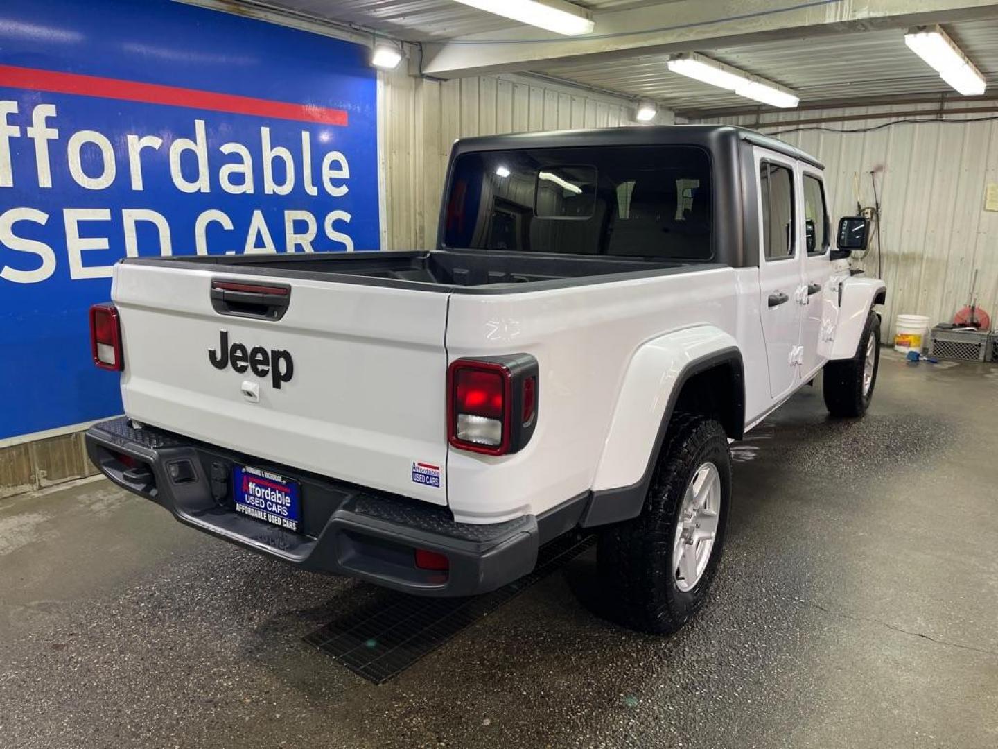 2022 WHITE JEEP GLADIATOR SPORT (1C6HJTAG1NL) with an 3.6L engine, Automatic transmission, located at 2525 S. Cushman, Fairbanks, AK, 99701, (907) 452-5707, 64.824036, -147.712311 - Photo#2