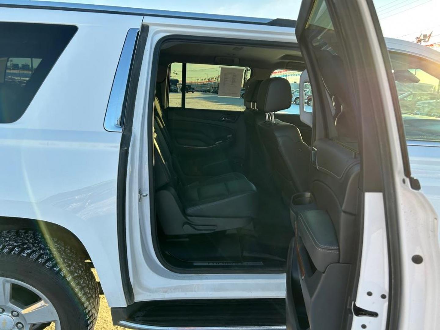 2020 WHITE CHEVROLET SUBURBAN 1500 PREMIER (1GNSKJKC4LR) with an 5.3L engine, Automatic transmission, located at 2525 S. Cushman, Fairbanks, AK, 99701, (907) 452-5707, 64.824036, -147.712311 - Photo#5