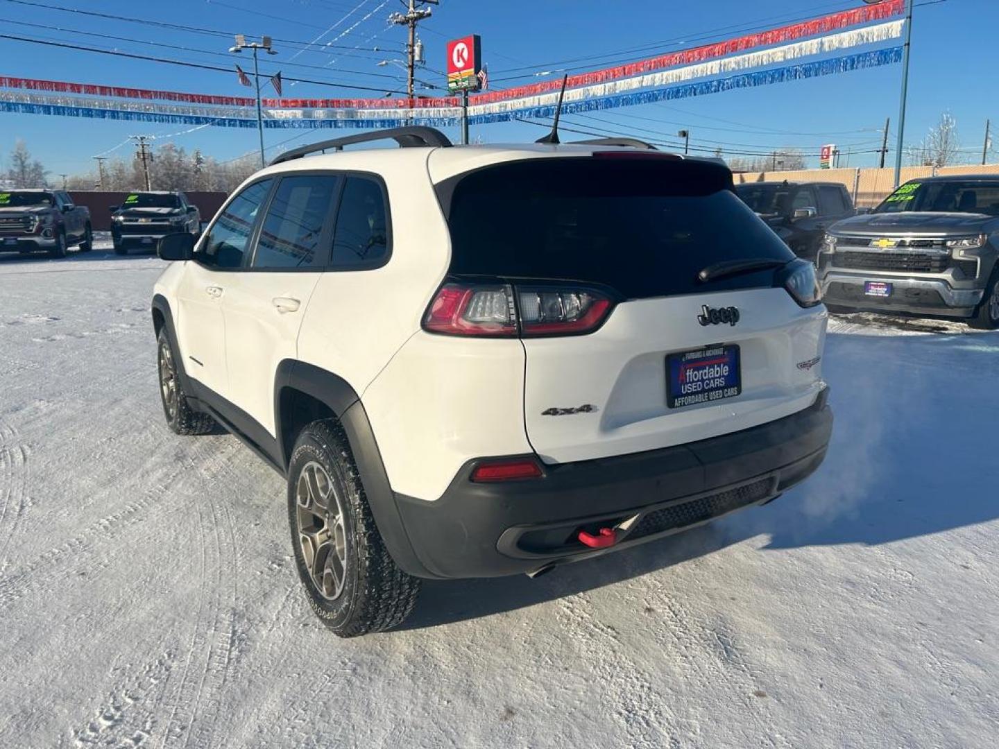 2020 WHITE JEEP CHEROKEE TRAILHAWK (1C4PJMBX0LD) with an 3.2L engine, Automatic transmission, located at 2525 S. Cushman, Fairbanks, AK, 99701, (907) 452-5707, 64.824036, -147.712311 - Photo#3