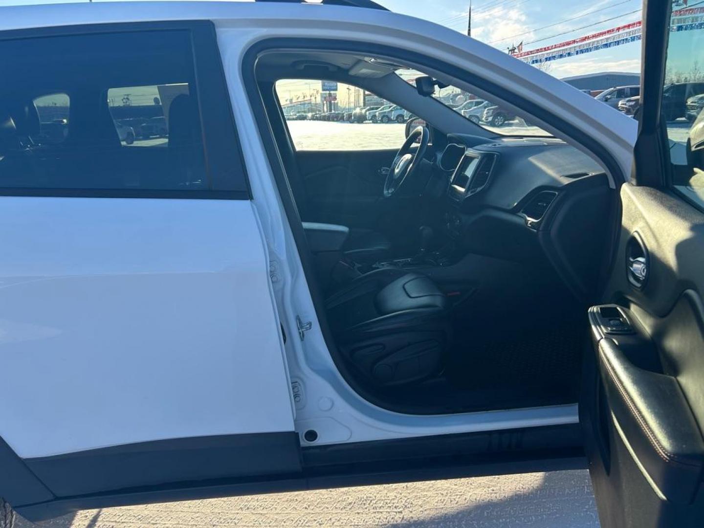 2020 WHITE JEEP CHEROKEE TRAILHAWK (1C4PJMBX0LD) with an 3.2L engine, Automatic transmission, located at 2525 S. Cushman, Fairbanks, AK, 99701, (907) 452-5707, 64.824036, -147.712311 - Photo#4