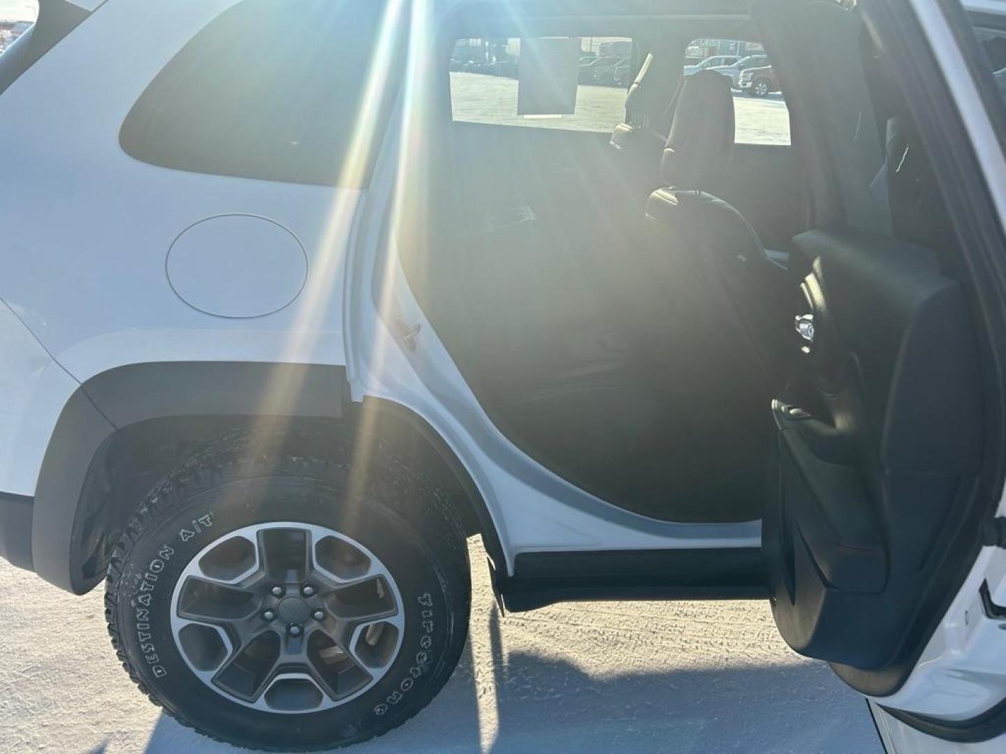 2020 WHITE JEEP CHEROKEE TRAILHAWK (1C4PJMBX0LD) with an 3.2L engine, Automatic transmission, located at 2525 S. Cushman, Fairbanks, AK, 99701, (907) 452-5707, 64.824036, -147.712311 - Photo#5