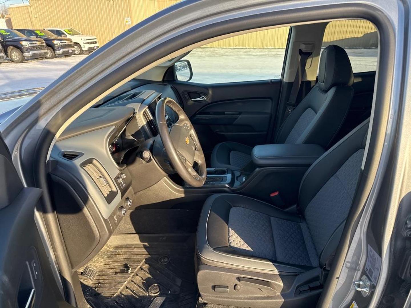 2020 GRAY CHEVROLET COLORADO Z71 (1GCGTDEN2L1) with an 3.6L engine, Automatic transmission, located at 2525 S. Cushman, Fairbanks, AK, 99701, (907) 452-5707, 64.824036, -147.712311 - Photo#5