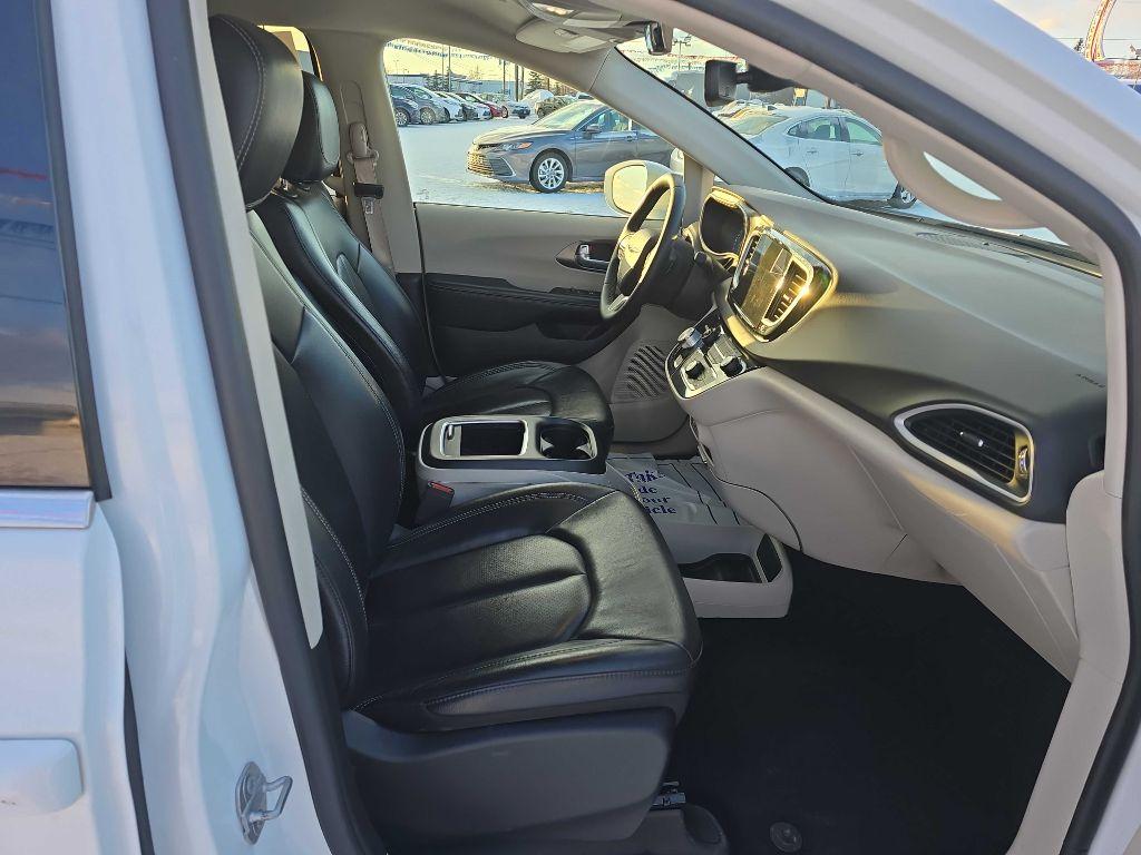 photo of 2022 CHRYSLER PACIFICA TOURING L