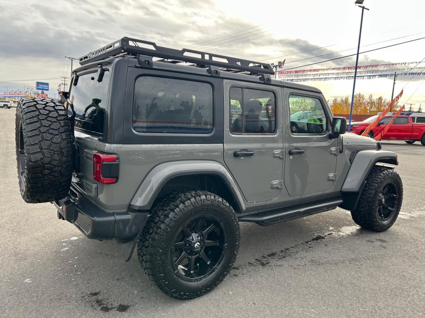 2019 GRAY JEEP WRANGLER UNLIMI SAHARA (1C4HJXENXKW) with an 2.0L engine, Automatic transmission, located at 2525 S. Cushman, Fairbanks, AK, 99701, (907) 452-5707, 64.824036, -147.712311- Photo#2