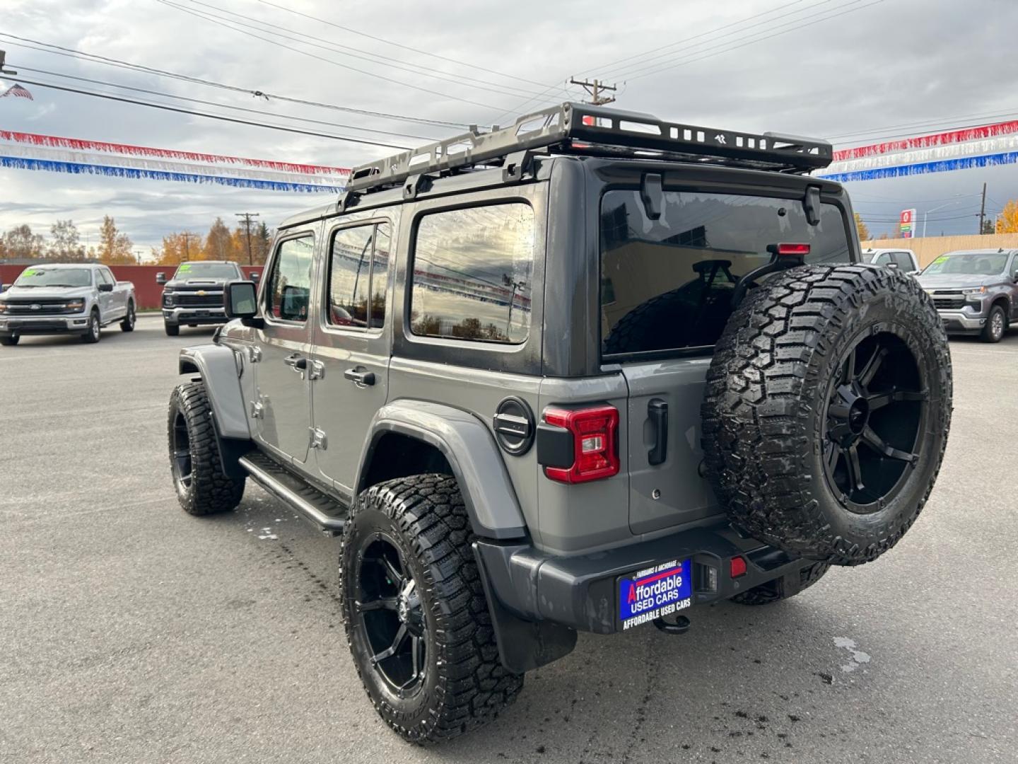 2019 GRAY JEEP WRANGLER UNLIMI SAHARA (1C4HJXENXKW) with an 2.0L engine, Automatic transmission, located at 2525 S. Cushman, Fairbanks, AK, 99701, (907) 452-5707, 64.824036, -147.712311- Photo#3