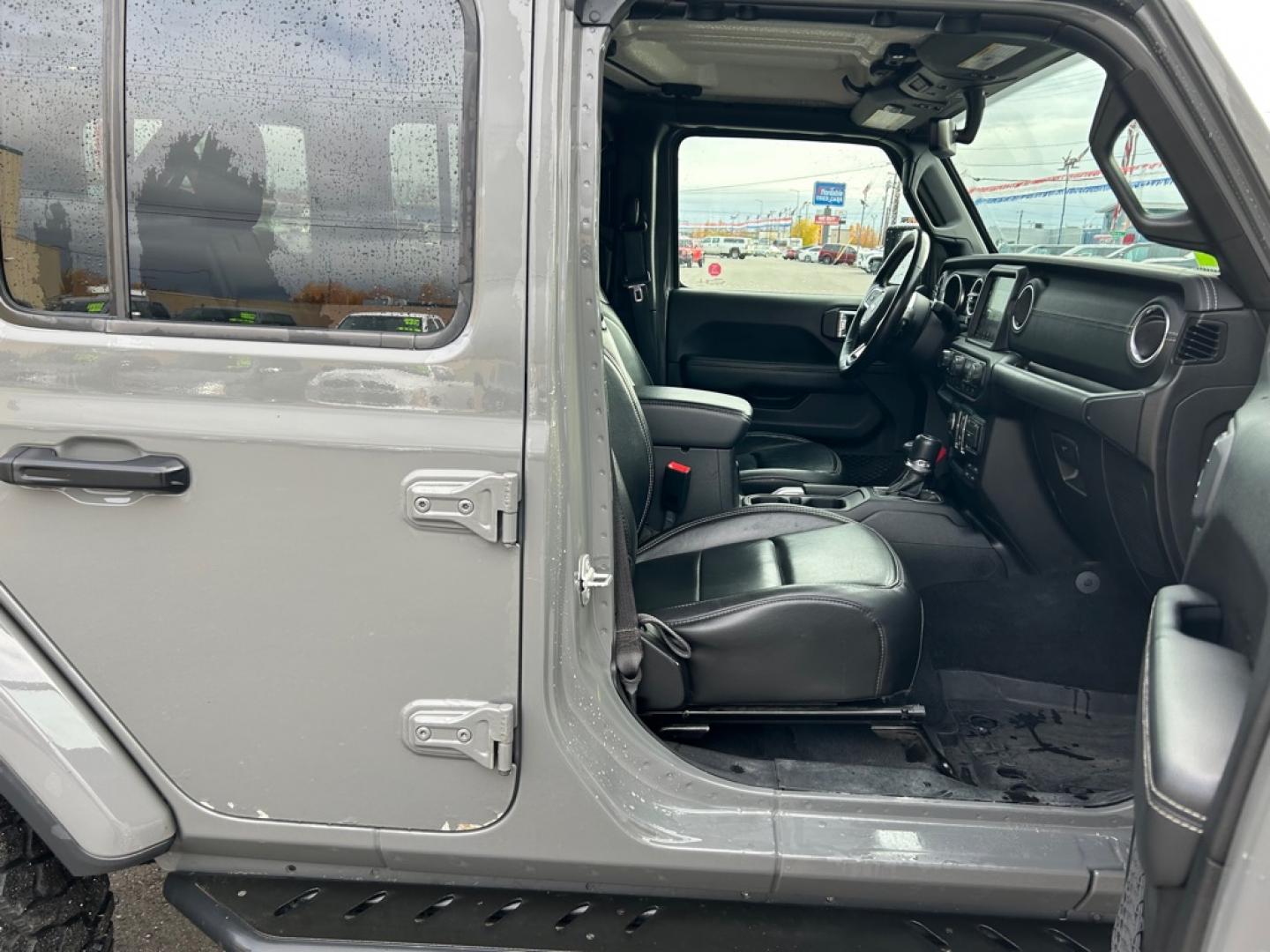 2019 GRAY JEEP WRANGLER UNLIMI SAHARA (1C4HJXENXKW) with an 2.0L engine, Automatic transmission, located at 2525 S. Cushman, Fairbanks, AK, 99701, (907) 452-5707, 64.824036, -147.712311- Photo#4